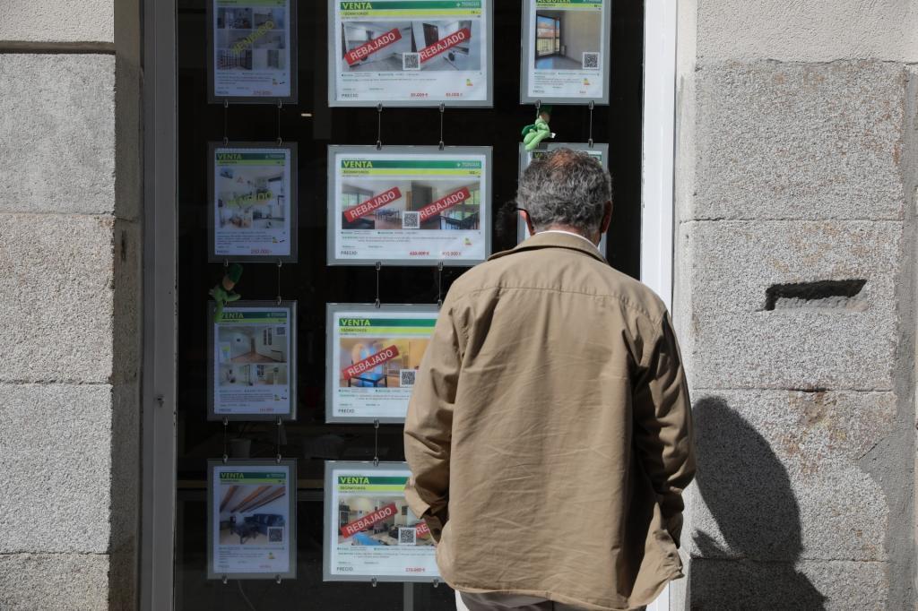 Un hombre revisando anuncios de viviendas en inmobiliarias
