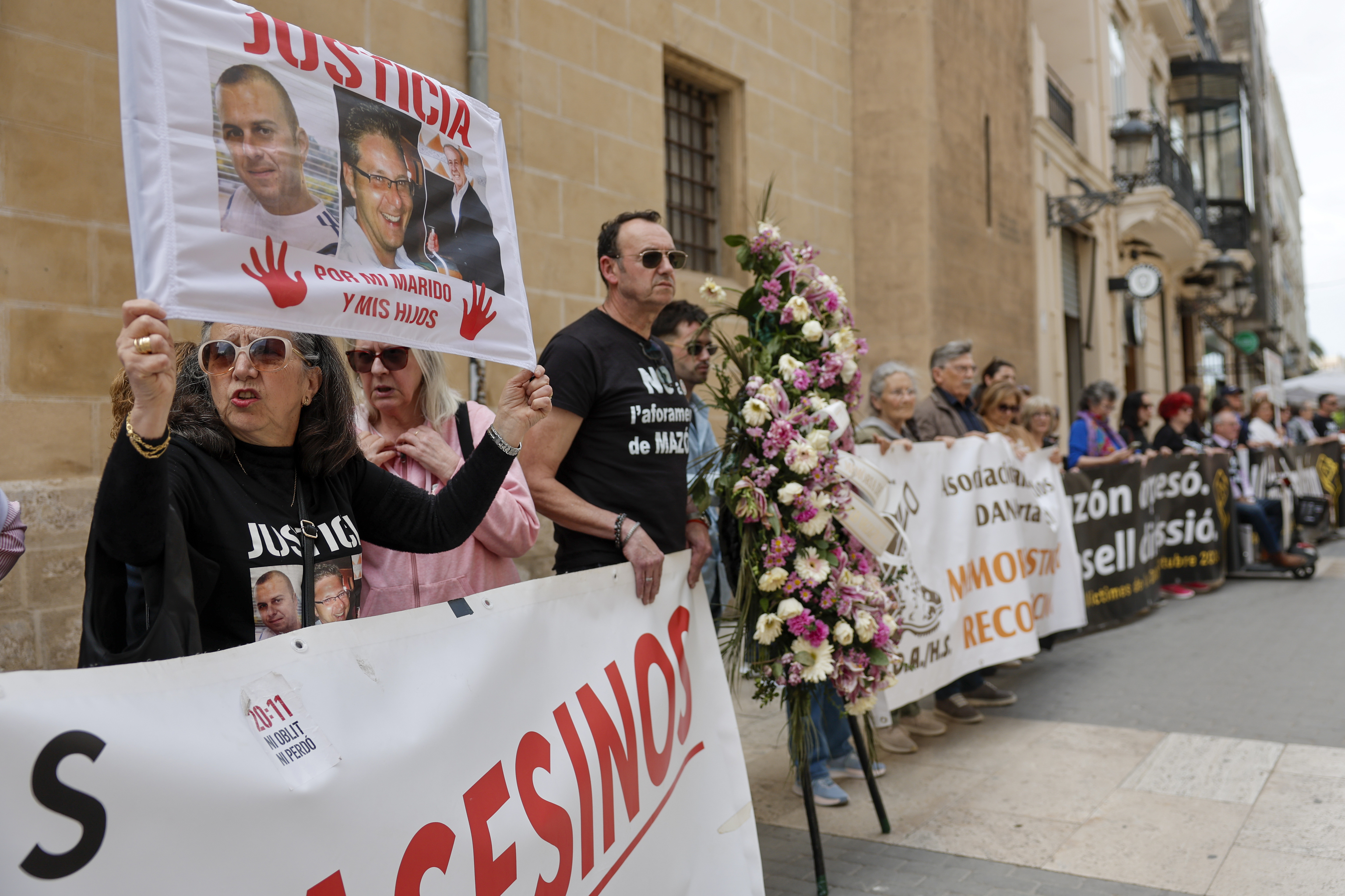 Las v�ctimas, concentrada el pasado martes frente a las Cortes.