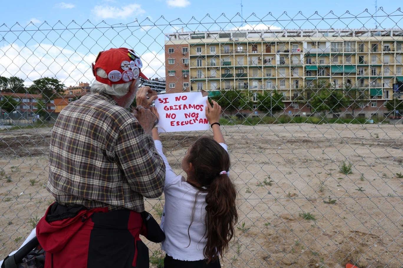 Una ni�a y su abuelo colocan un cartel frente al solar donde se quiere instalar el museo de la EMT.