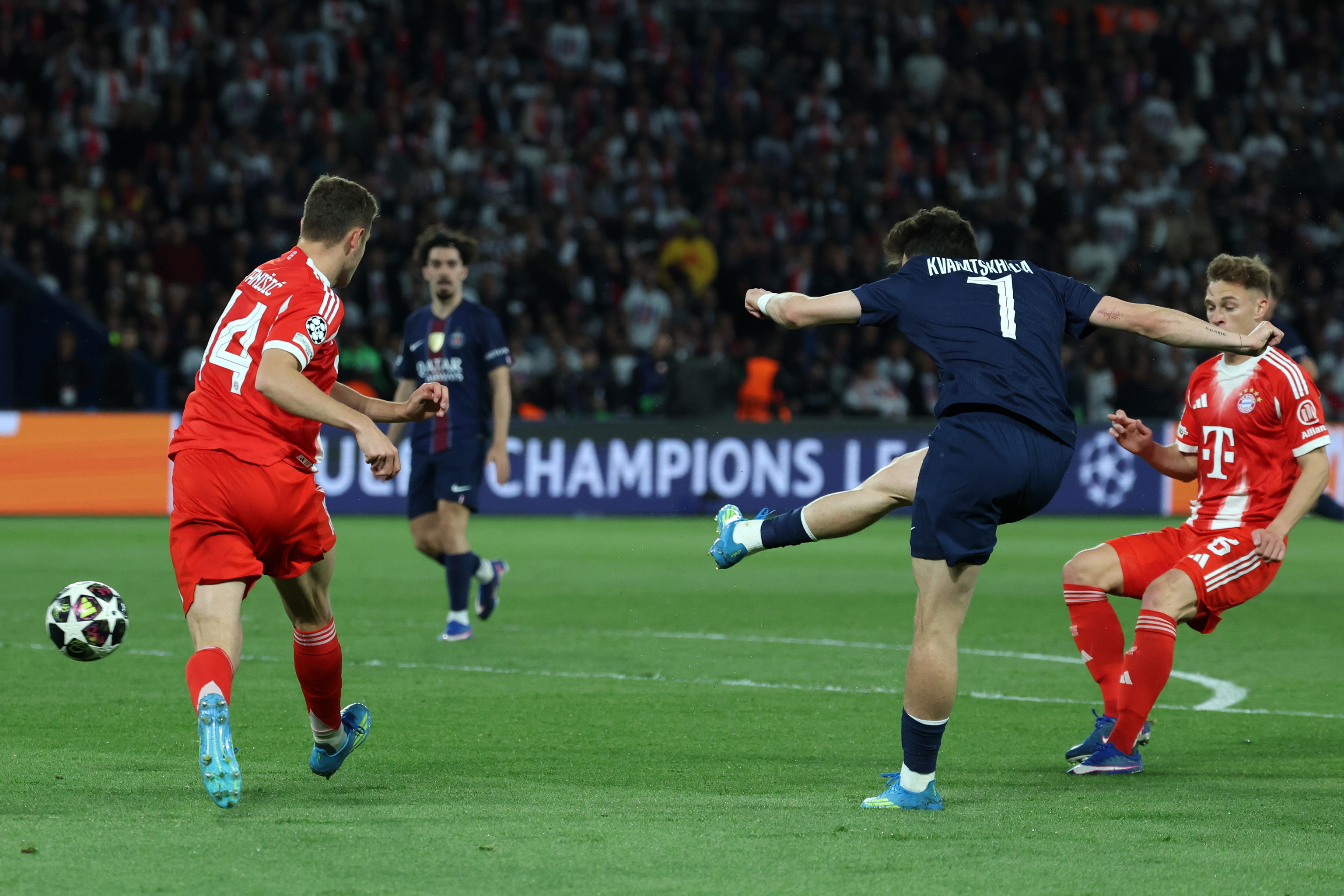 Kvaratskhelia dispara para marcar el primer gol del PSG.
