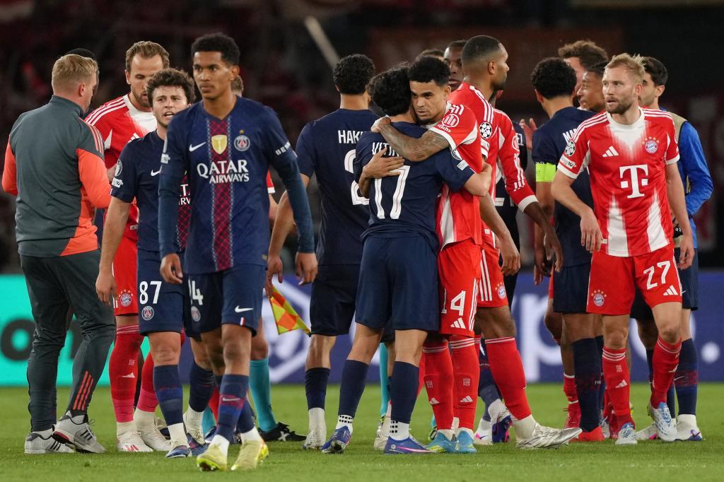 Los jugadores del Bayern y el PSG se saludan al final.