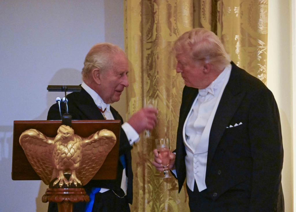 El rey Carlos y Donald Trump durante el brindis.