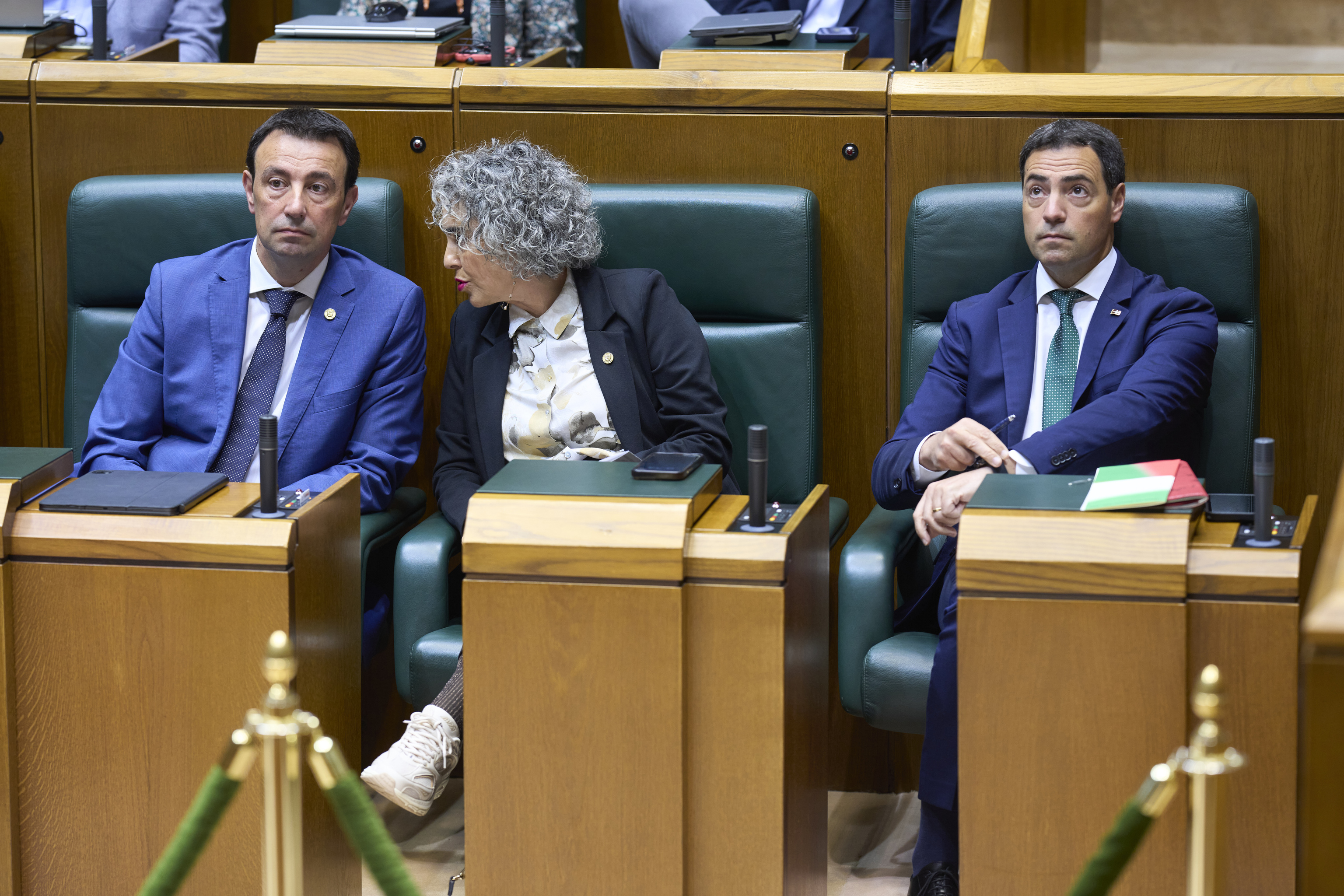 El vicelehendakari Torres (PSOE) escucha a la vicelehendakari Bengoetxea (PNV) mientras Pradales dirige la mirada al palco de prensa en el �ltimo pleno del Parlamento Vasco.