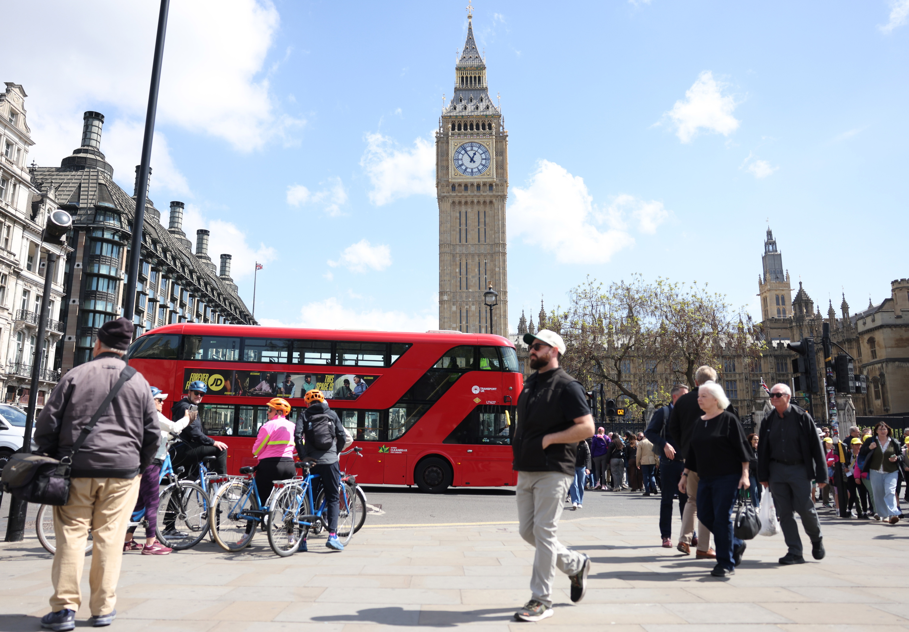Viandantes pasean cerca del Parlamento brit�nico.