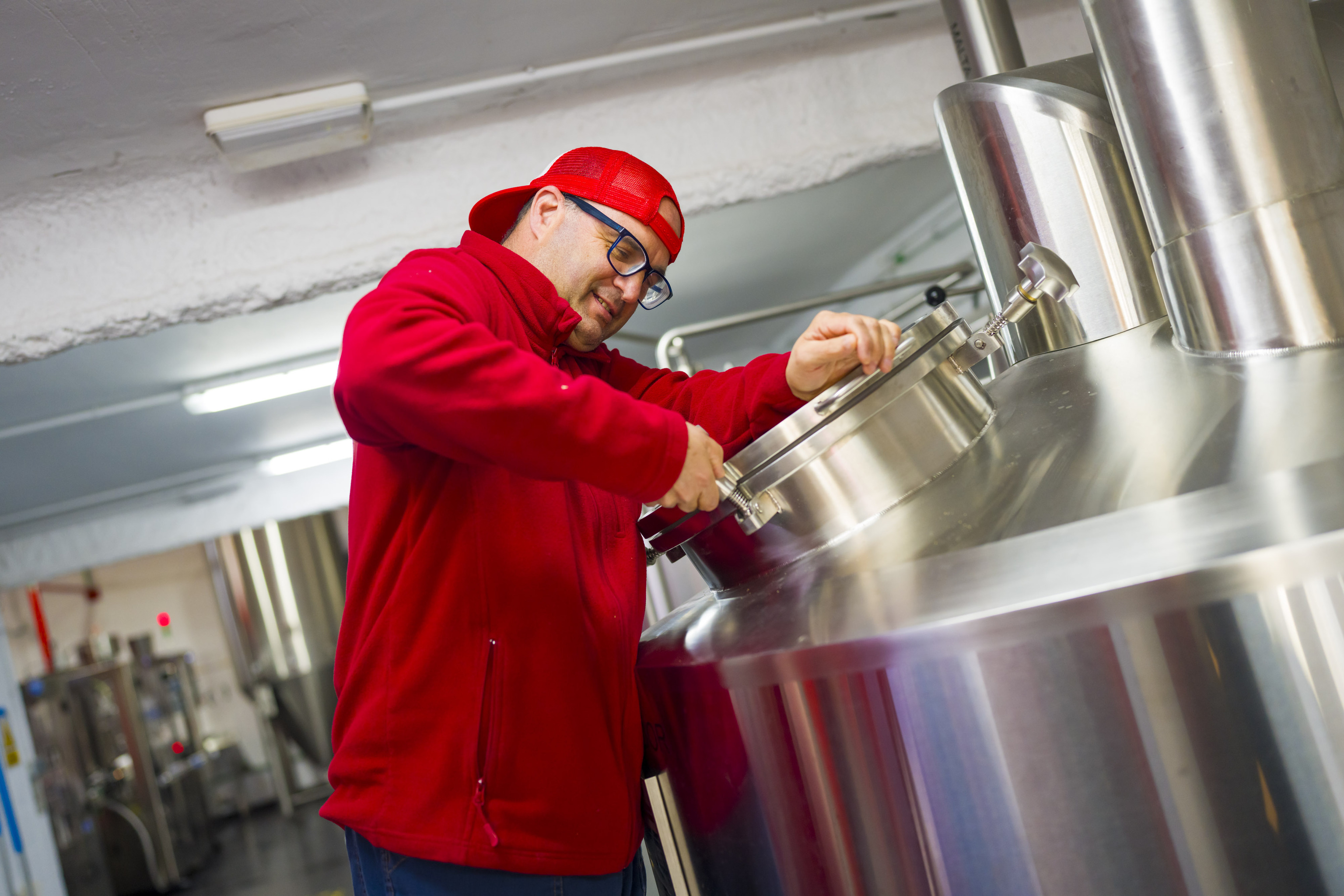 Raúl prepara una de las máquinas para elaborar la cerveza.