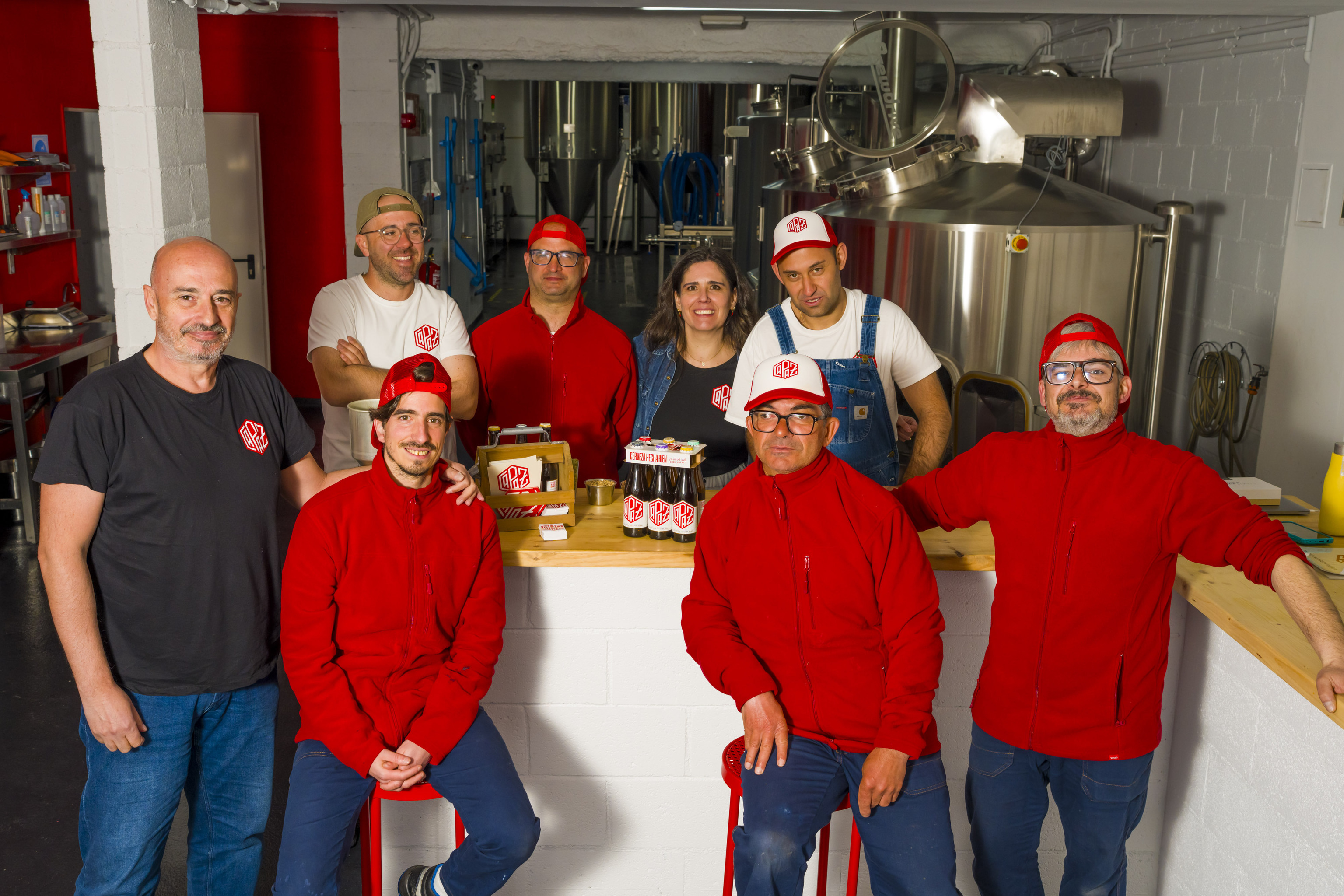 Carlos, Juan, Piriz y Ángel (en primera fila), junto a Jaime, Raúl, Andrea y Emilio, son parte de los trabajadores que hacen posible la cerveza Capaz.