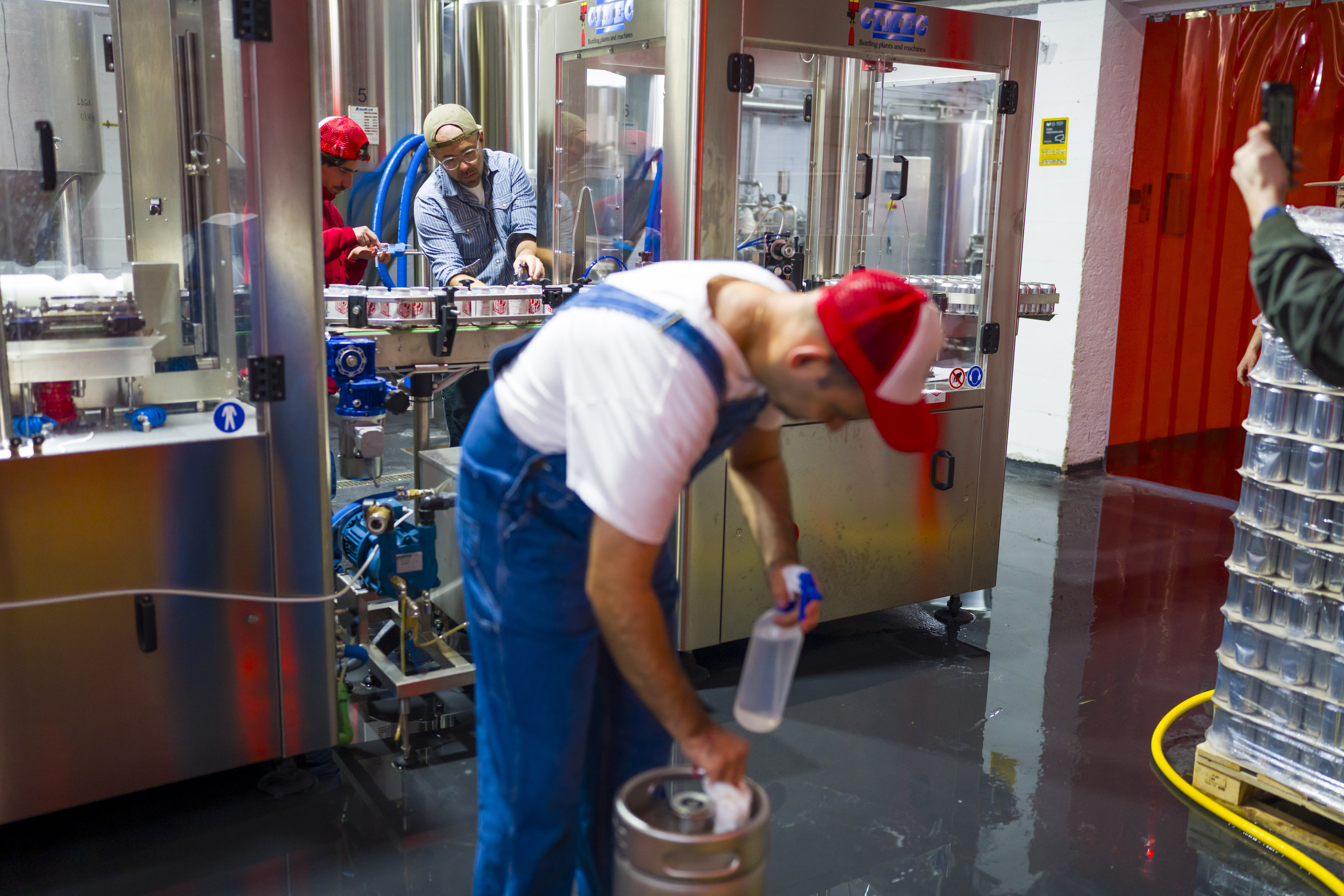Emilio limpiando uno de los barriles donde envasan la cerveza.