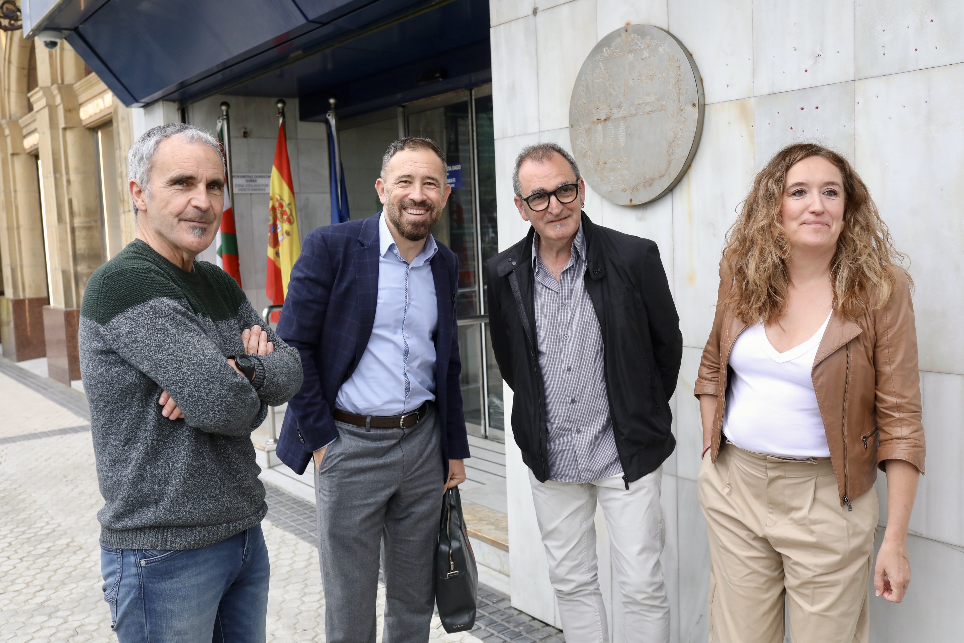 El consejero de Vivienda Denis Itxaso junto a alcaldes de EH Bildu de Arrasate, Pasaia y Zestoa.