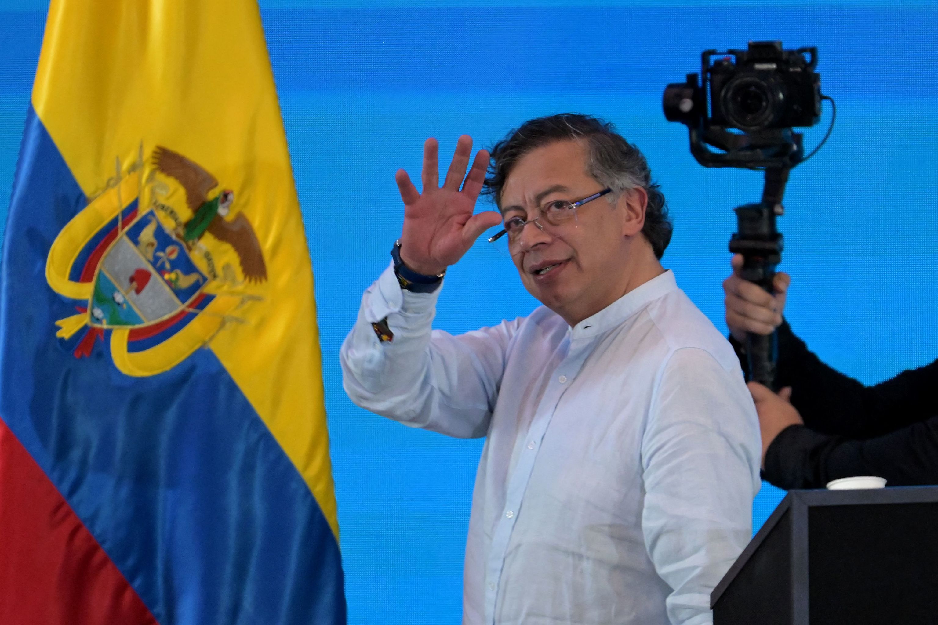 Gustavo Petro saluda durante la Conferencia para la Transición más allá de los Combustibles Fósiles.