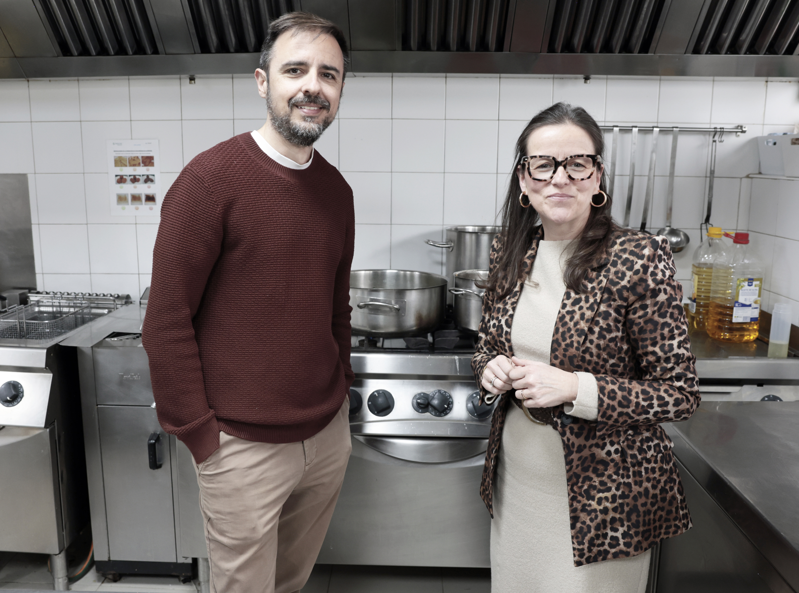 Jos� Antonio Ritor�, director de comunicaci�n de Donio, y Leticia Brunet, directora de servicios integrales y de bienestar del hospital..