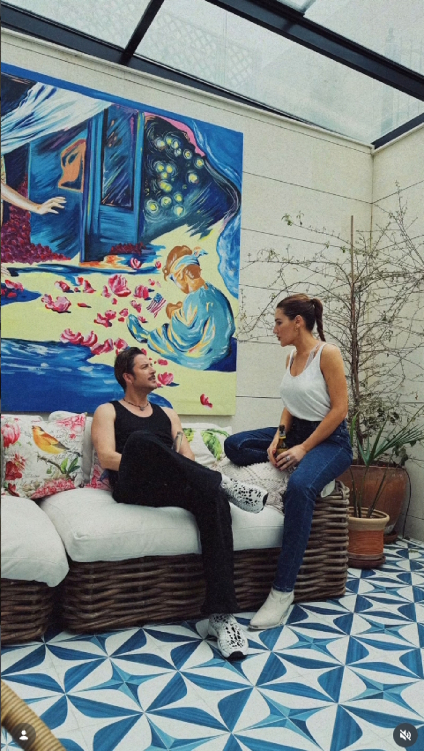 Manuel Carrasco y Almudena Naval�n, en su casa, en una foto compartida en Instagram.