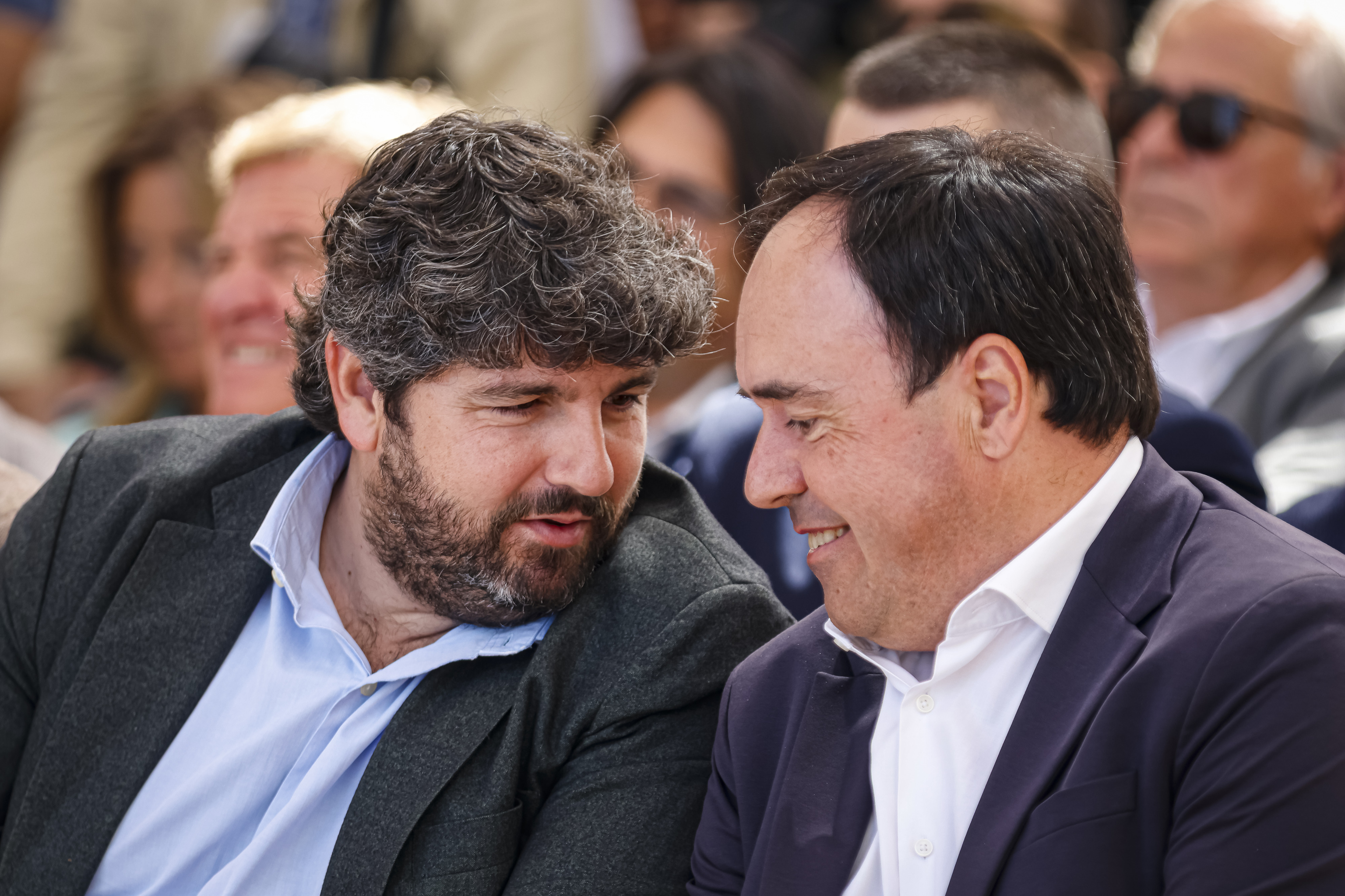 Juanfran P�rez Llorca y Fernando L�pez Miras, presidentes de la Comunidad Valenciana y de Murcia, respectivamente, este martes durante un acto en defensa del trasvase del Tajo en Pilar de la Horadada (Alicante).