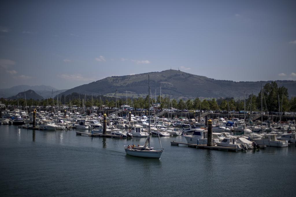 Un puerto deportivo ocupado por barcos