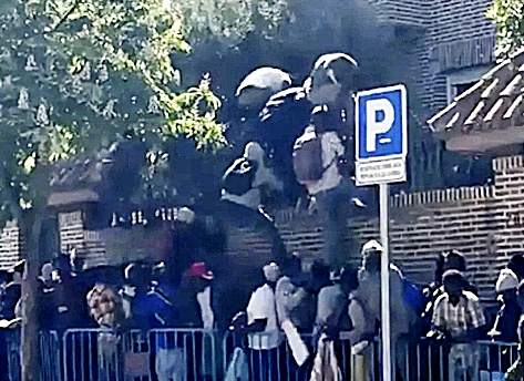 Varios gambianos asaltando, este martes, su embajada.
