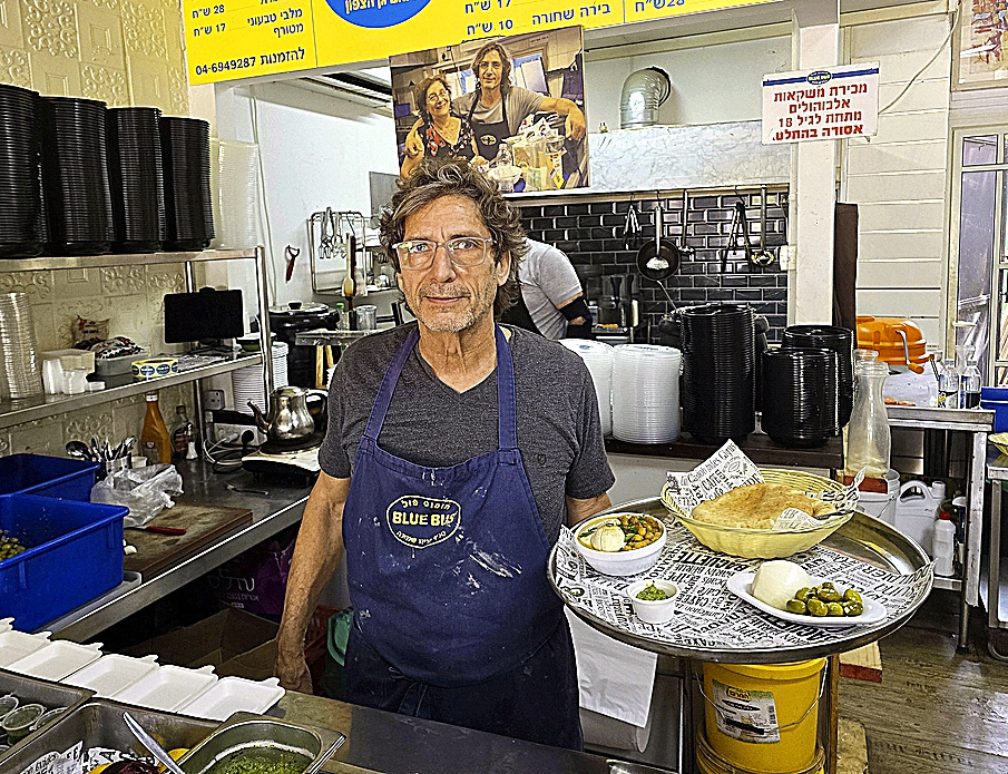 Sergio Helman, en el minirefugio frente a su local en la frontera israelí-libanesa.