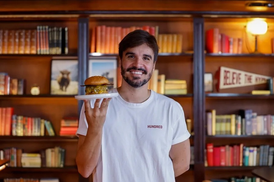 Alex González-Urbón con la hamburguesa Singular.