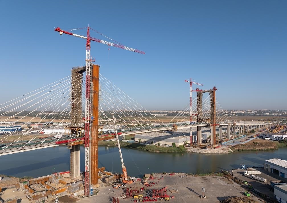El Puente del Centenario de Sevilla en obras.