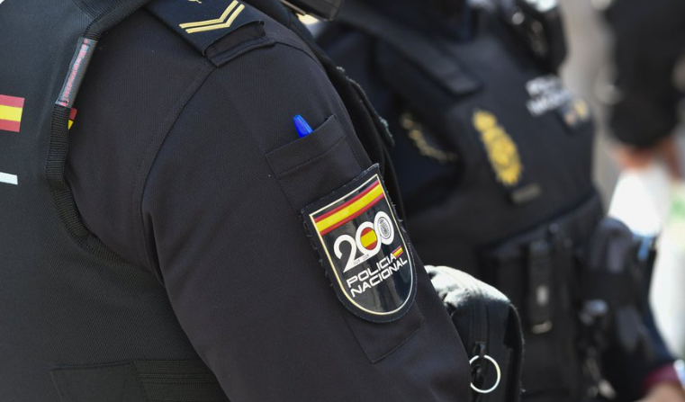 Dos agentes de la Policía Nacional.
