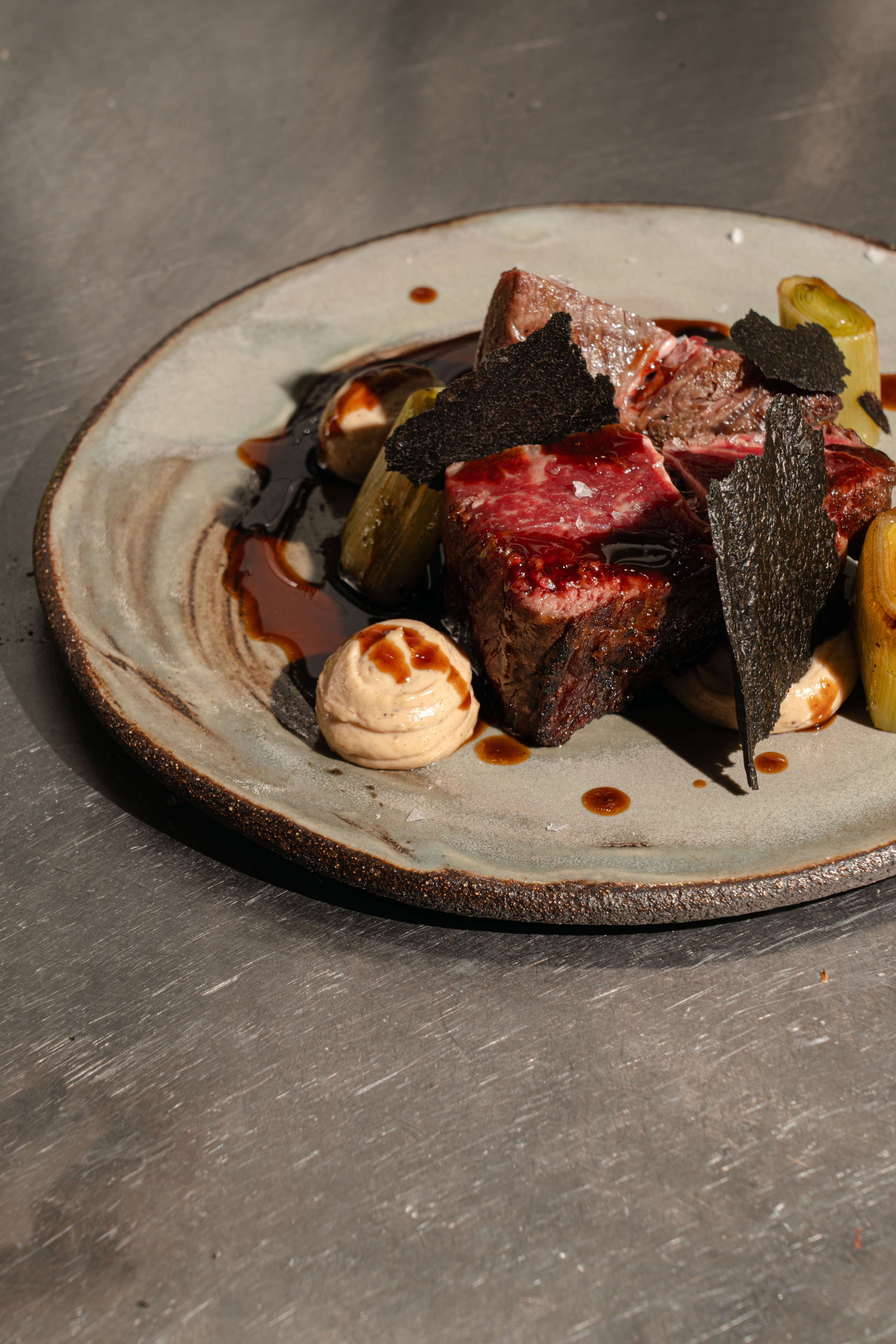 'Txuleta' a la parrilla en ceniza de puerro con emulsión de avellanas y soja de Amets.