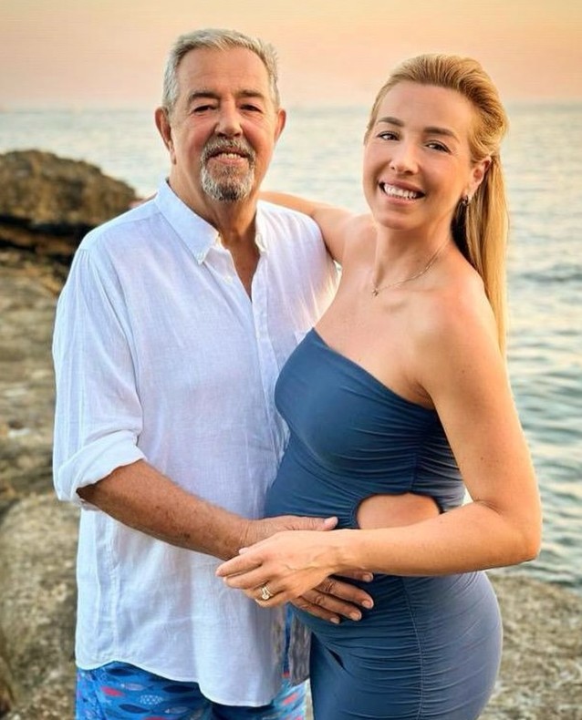 Silvia Salis en una foto abrazada a su padre. En aquel momento estaba embarazada de su hijo Eugenio