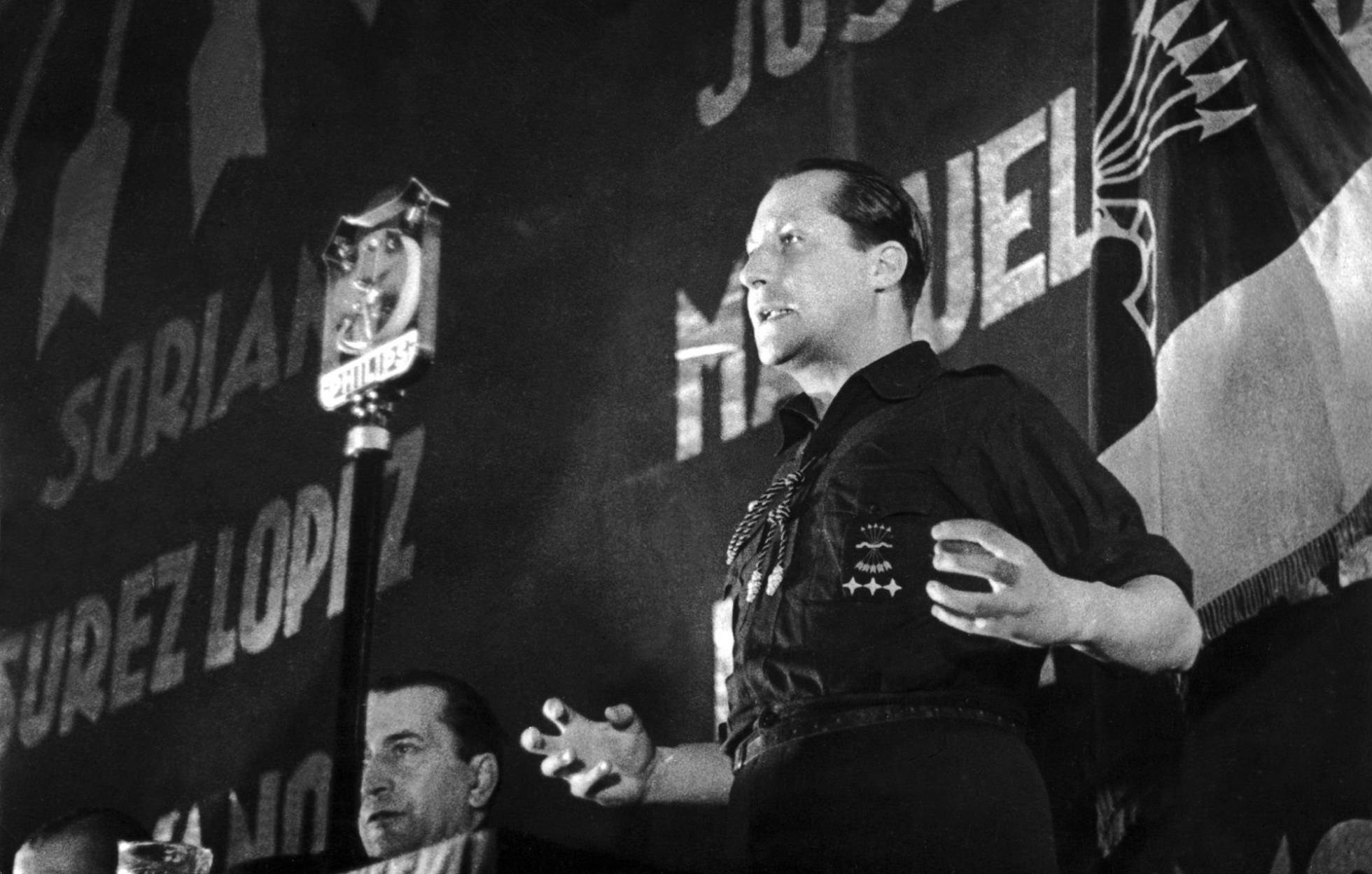 Jos� Antonio Primo de Rivera pronuncia un discurso durante un mitin en 1935
