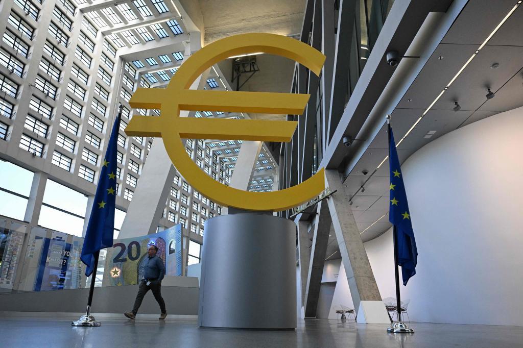 Un hombre pasa junto al logotipo del euro en el centro de visitantes del Banco Central Europeo (BCE), en la sede del banco central en Fr�ncfort.