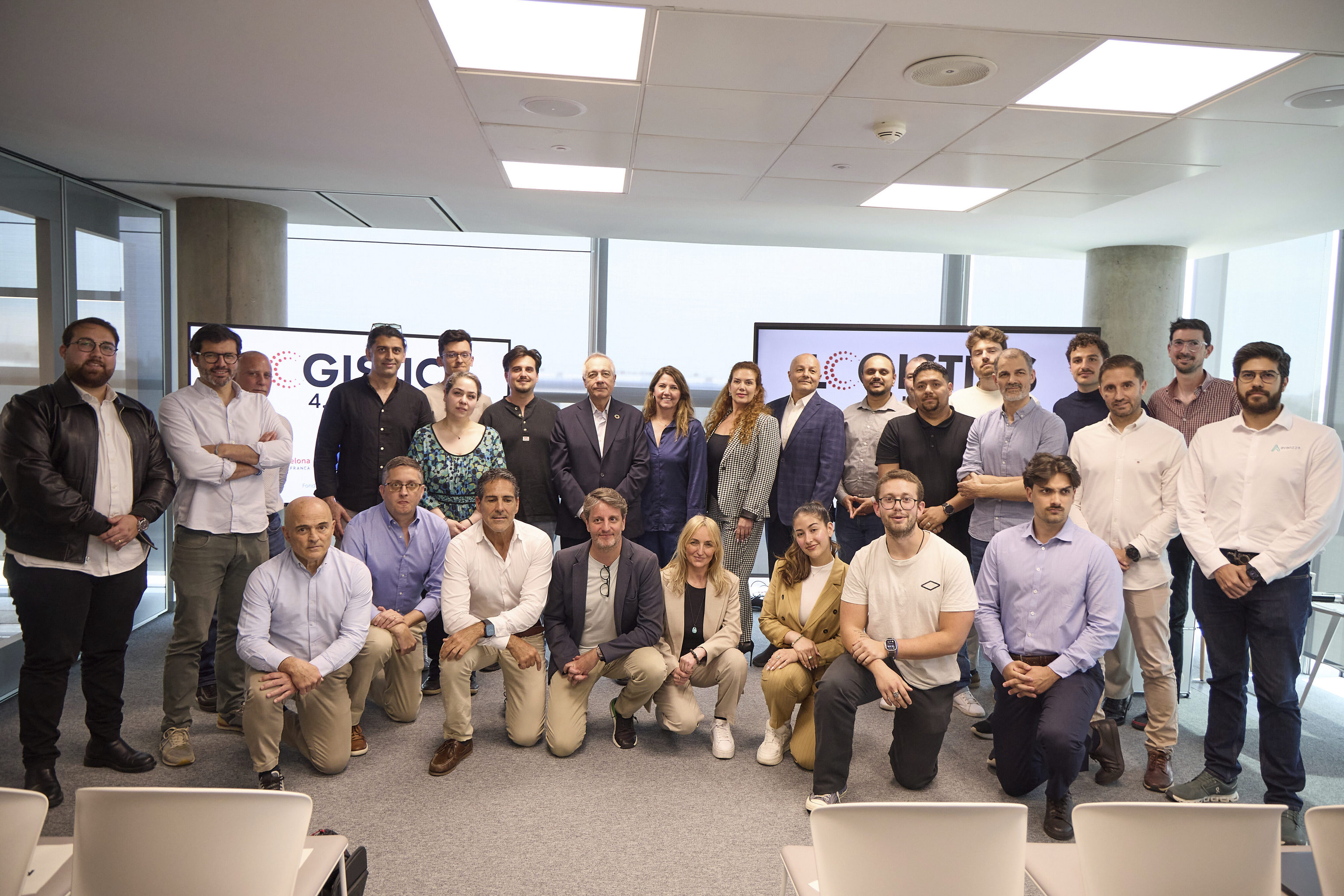 Pere Navarro y Blanca Sorigu� con los responsables de las 19 'startups' incorporadas al Logistics 4.0 Incubator