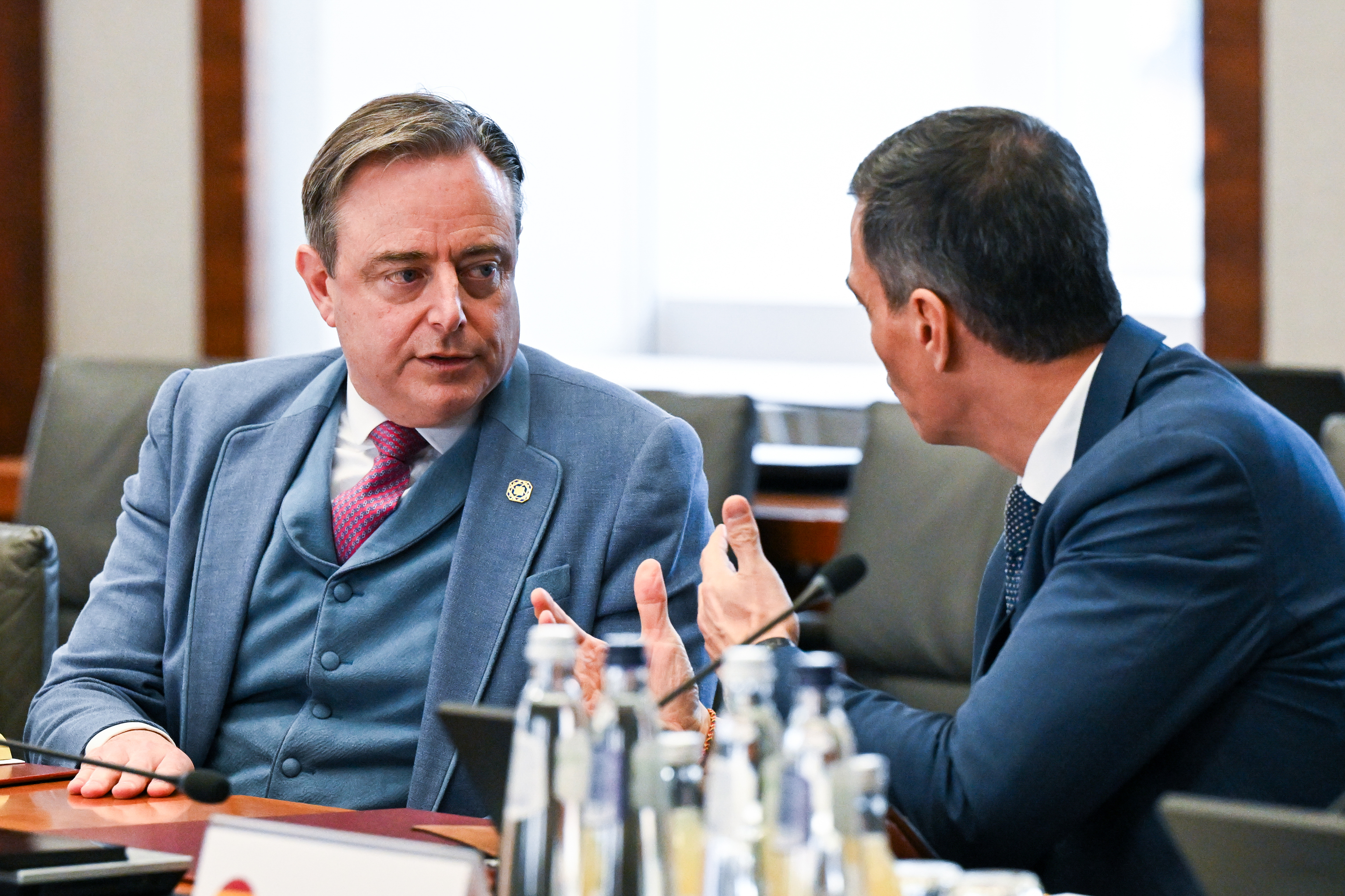El primer ministro de B�lgica, Bart de Wever, y el presidente de Espa�a, Pedro S�nchez, durante la cumbre del pasado mes de febrero.
