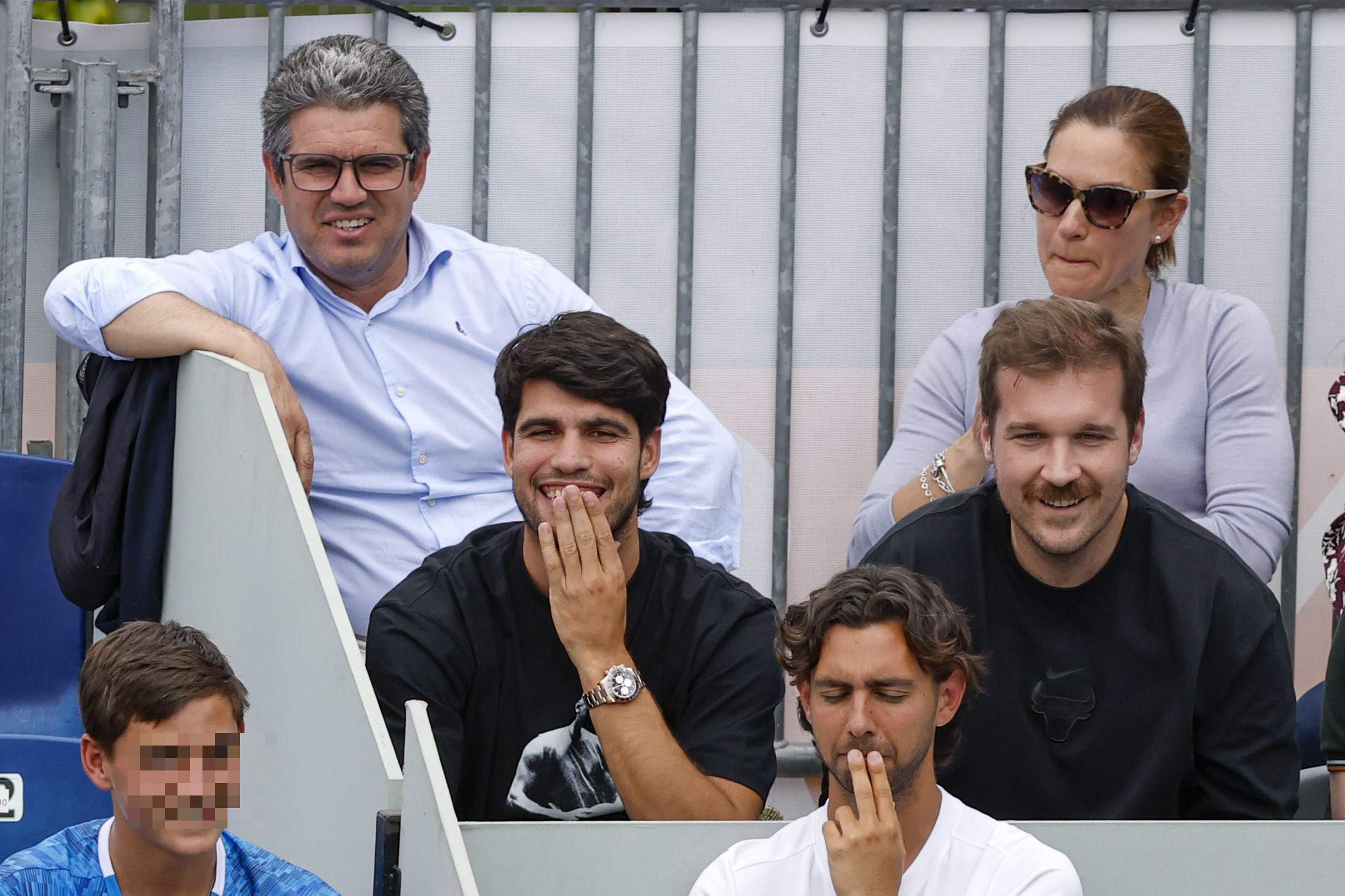 Alcaraz y sus padres presencia el partido de Jaime, el peque�o de la familia.