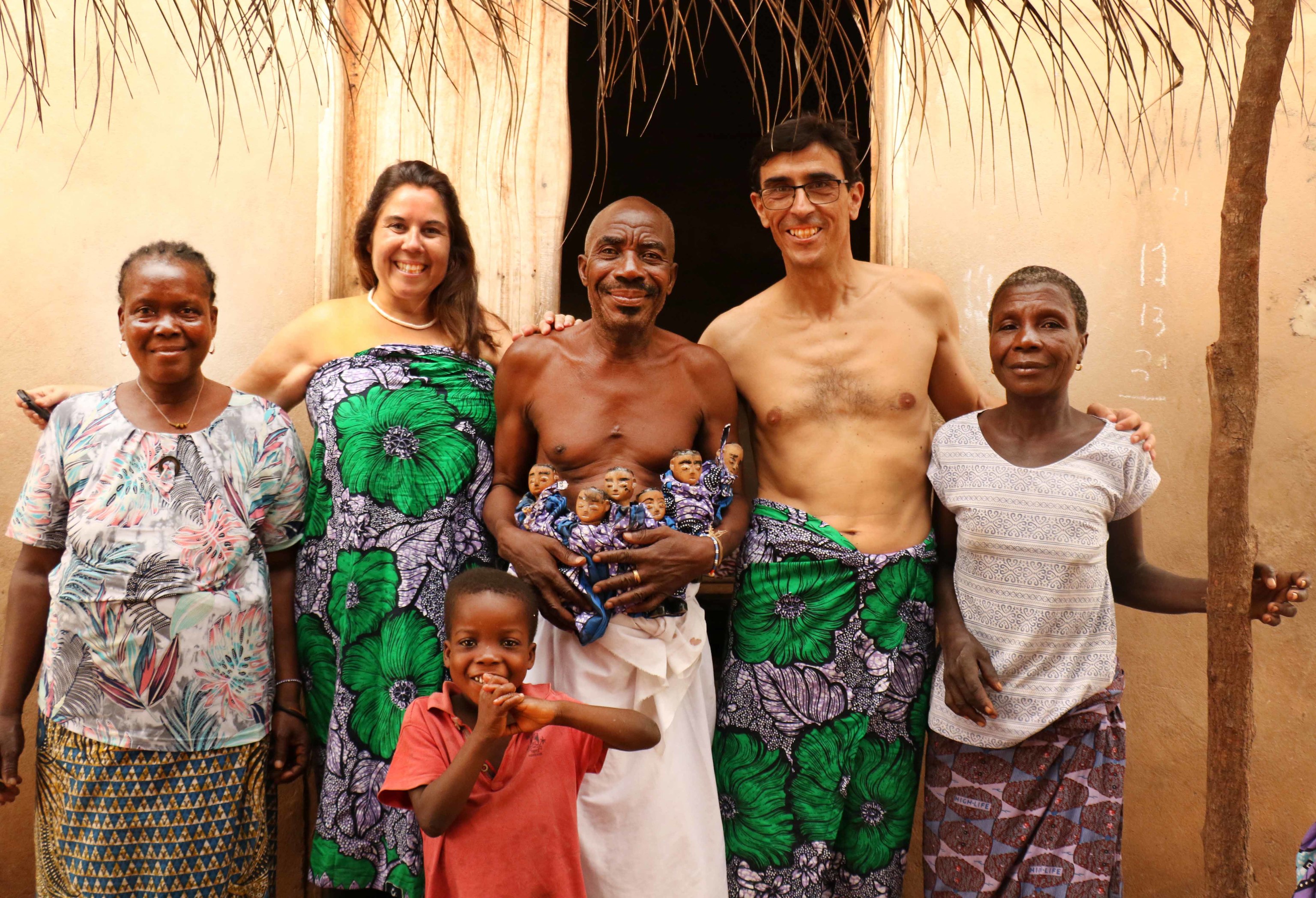 Junto a un sacerdote vudú en Togo.