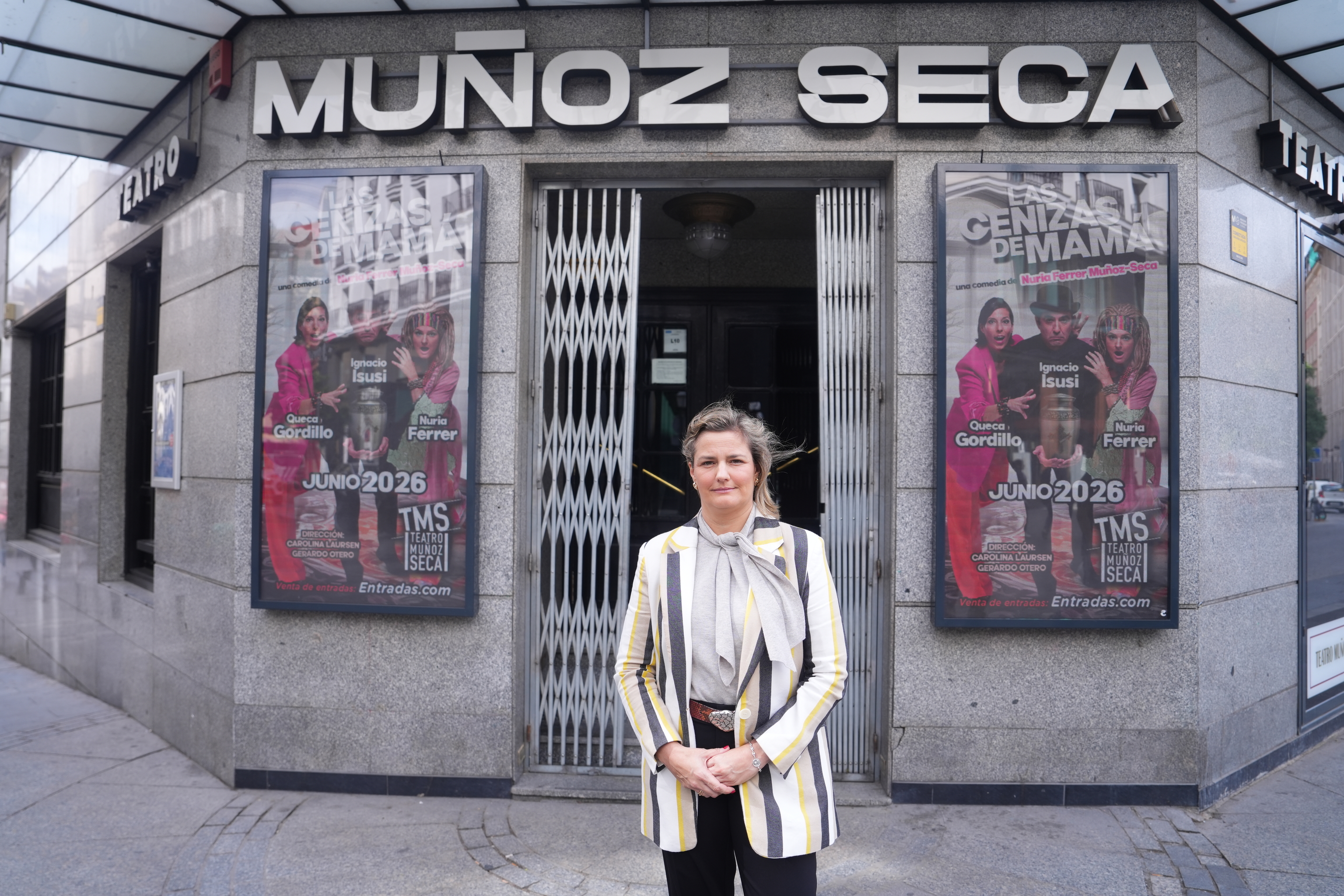 Nuria Ferrer en la puerta del teatro Mu�oz Seca de Madrid.