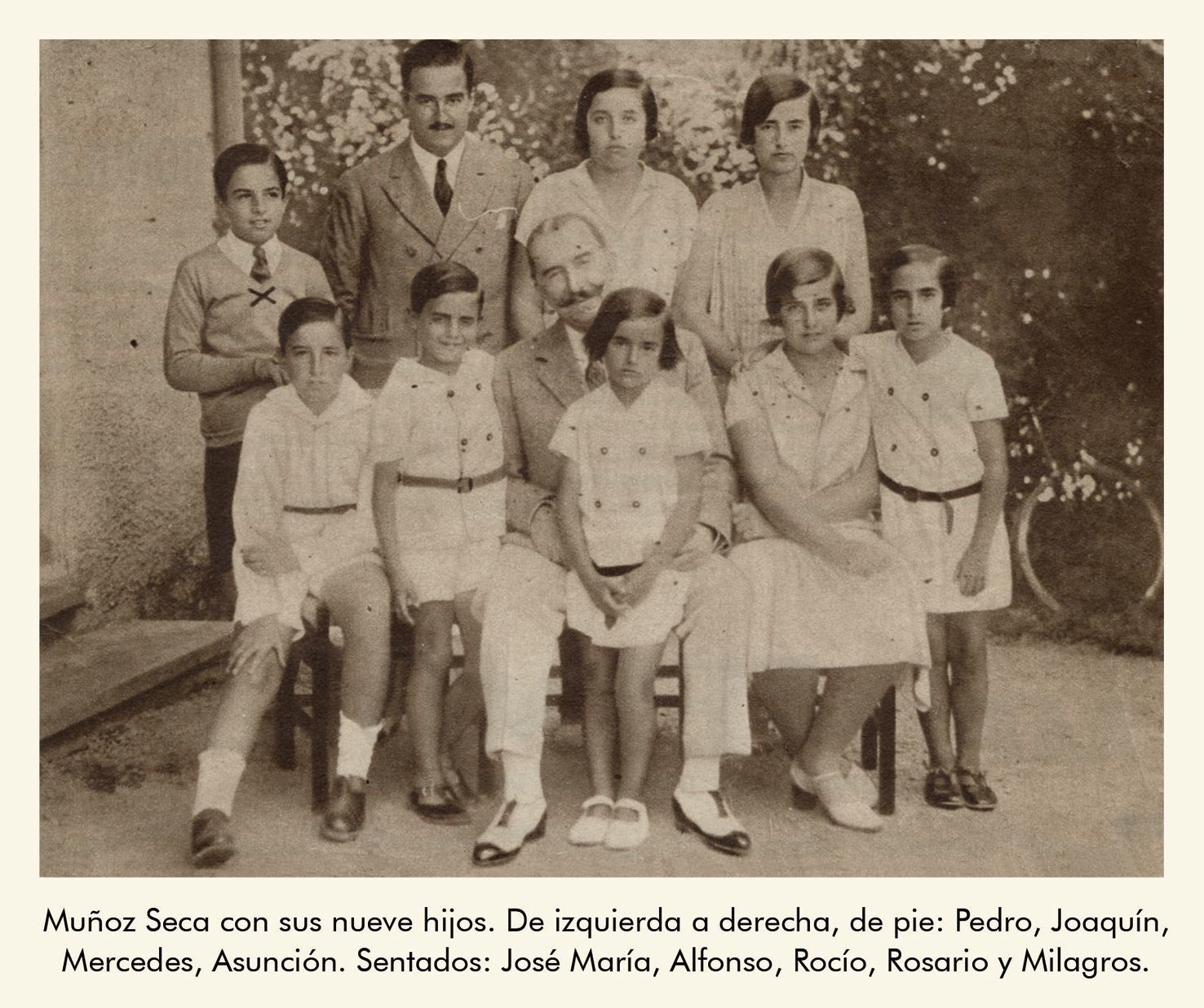 Pedro Mu�oz Seca con sus nueve hijos en una imagen de los a�os 30.
