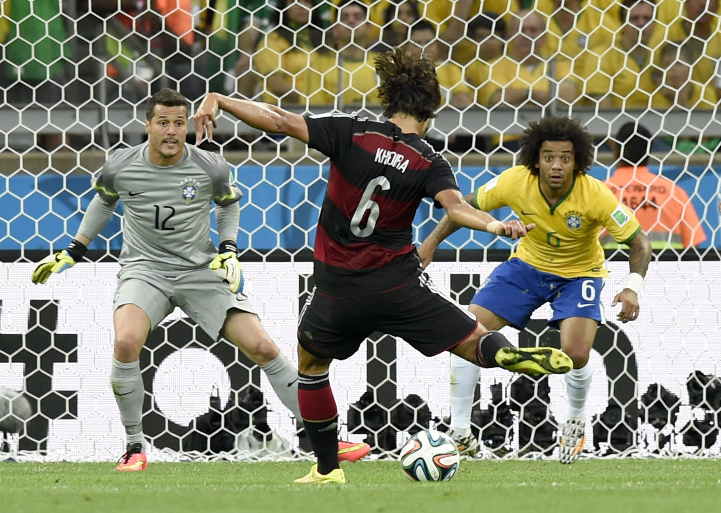 Khedira, a punto de marcar ante Marcelo y Julio C�sar.