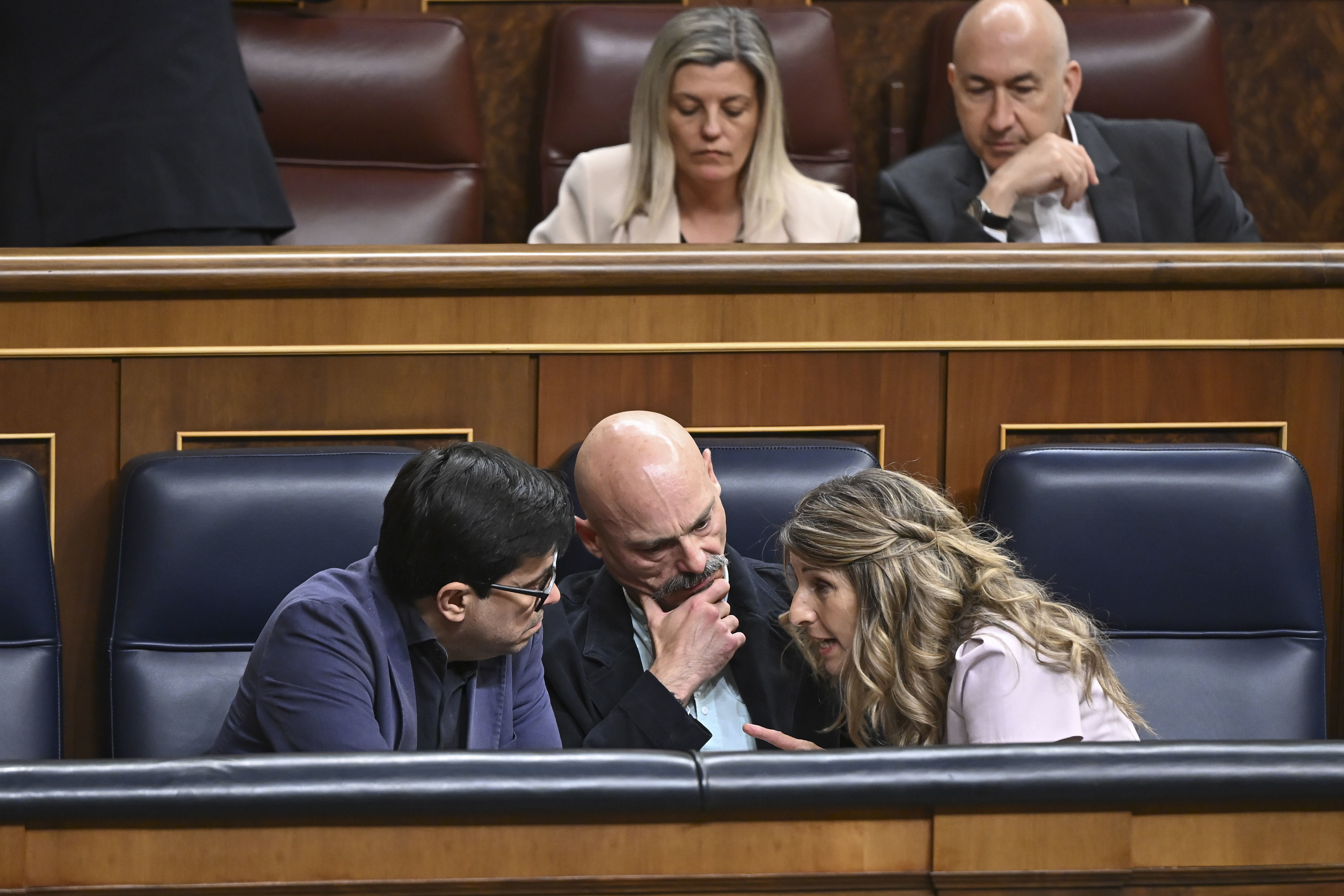 La vicepresidenta Yolanda D�az, junto a otros miembros de Sumar, en el Congreso.