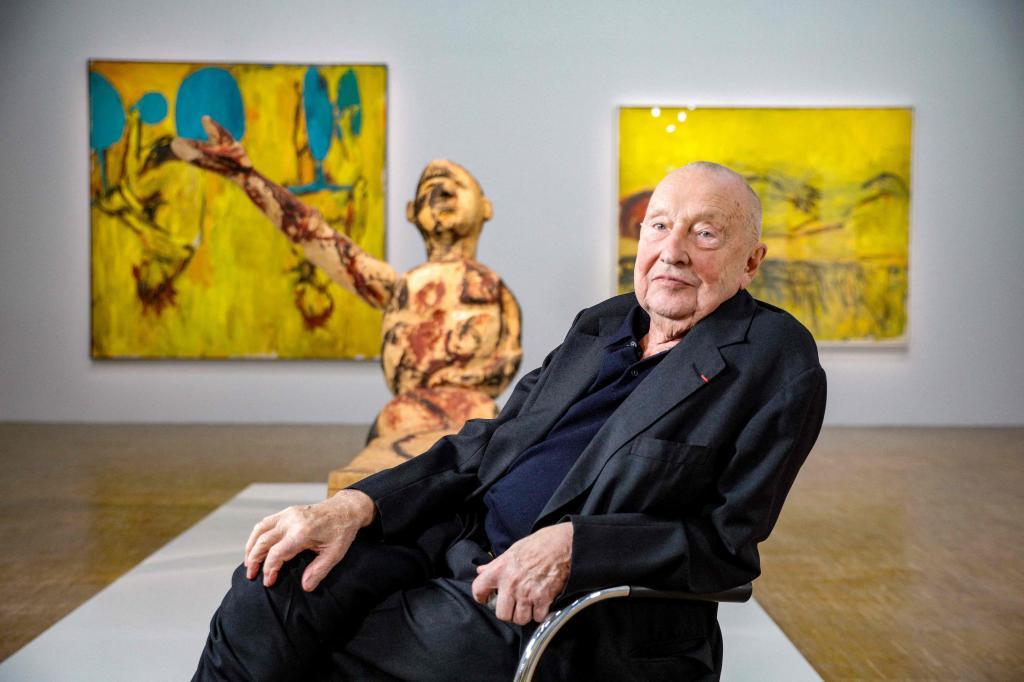 Georg Baselitz, ante algunas de sus obras en una exposici�n en 2021