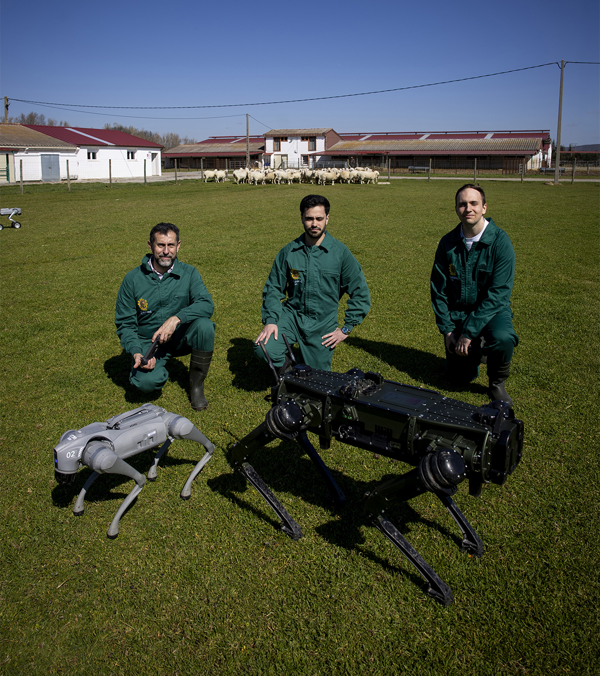 El catedrático Vicente Matellán y los ex alumnos Luis Prieto y Sergio Sánchez, junto a Tuercas y Sultán (con Ruedines al fondo), en la granja experimental de la Univ. de León.