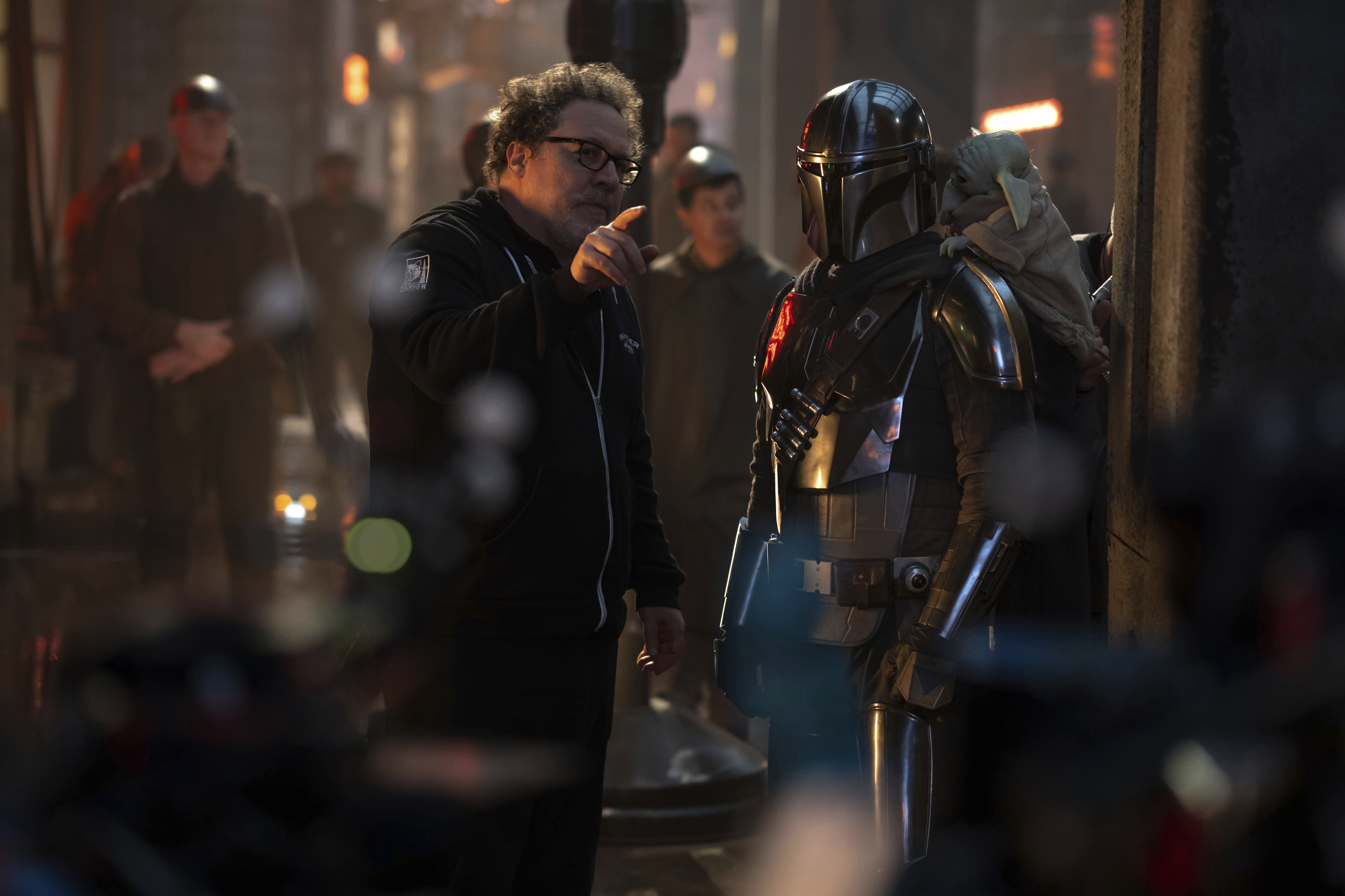 Jon Favreau ve Pedro Pascal, The Mandalorian ve Grogu'yu çekerken bir an.