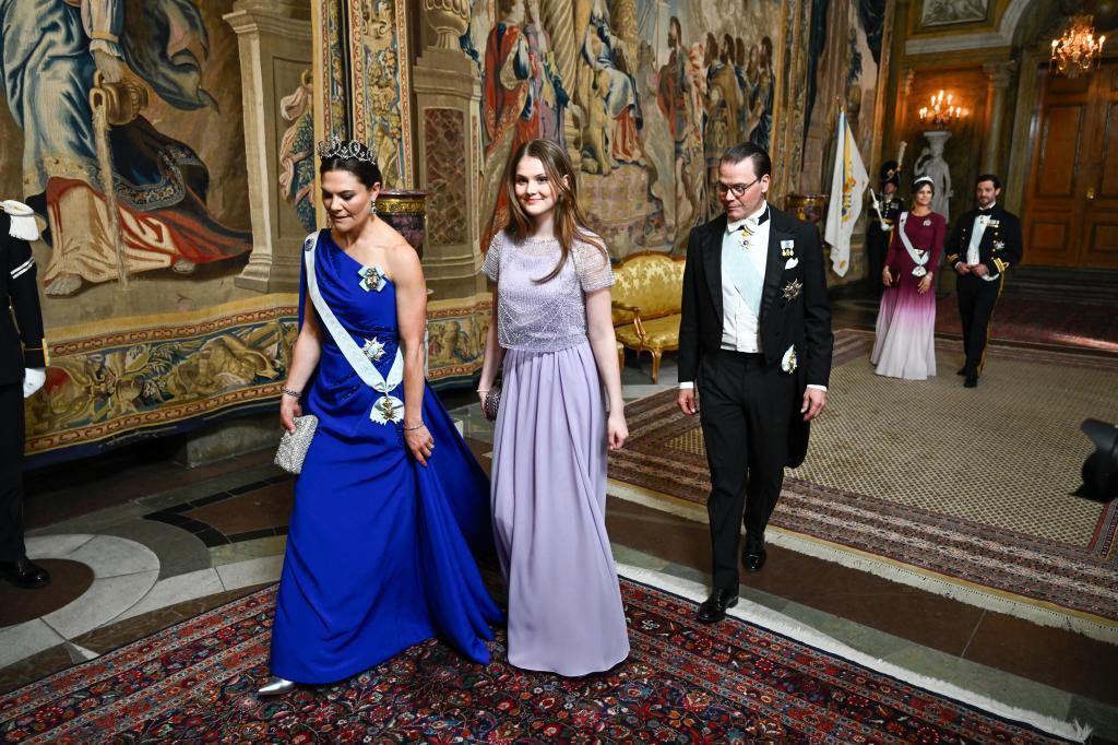 Los príncipes Victoria y Daniel de Suecia, con su hija Estelle.