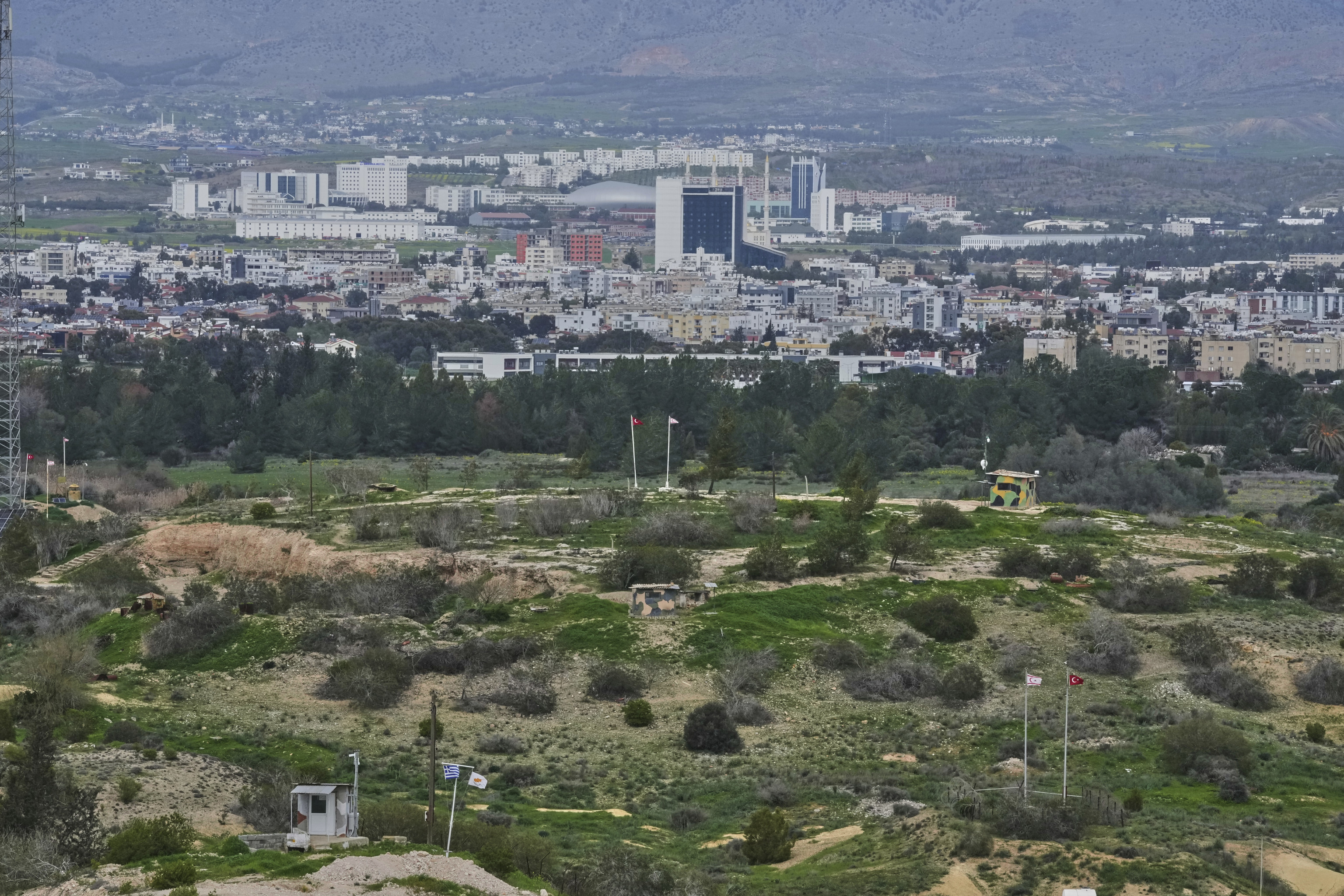 Un puesto de la guardia nacional chipriota, a la izquierda, con las banderas de Chipre y Grecia