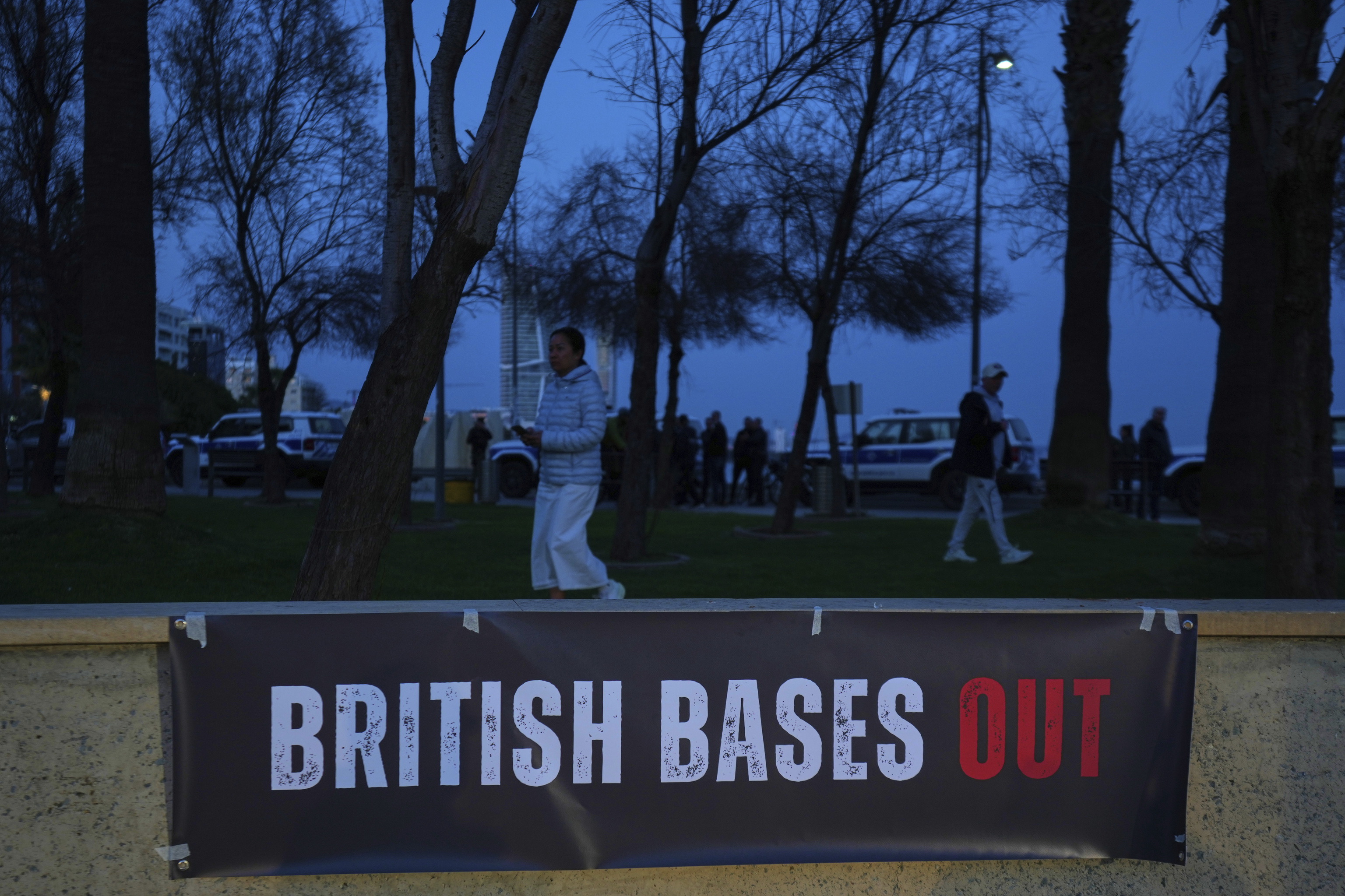 Una frase que dice "Fuera las bases británicas" cuelga durante una manifestación contra la guerra en la ciudad sureña de Limassol, Chipre.