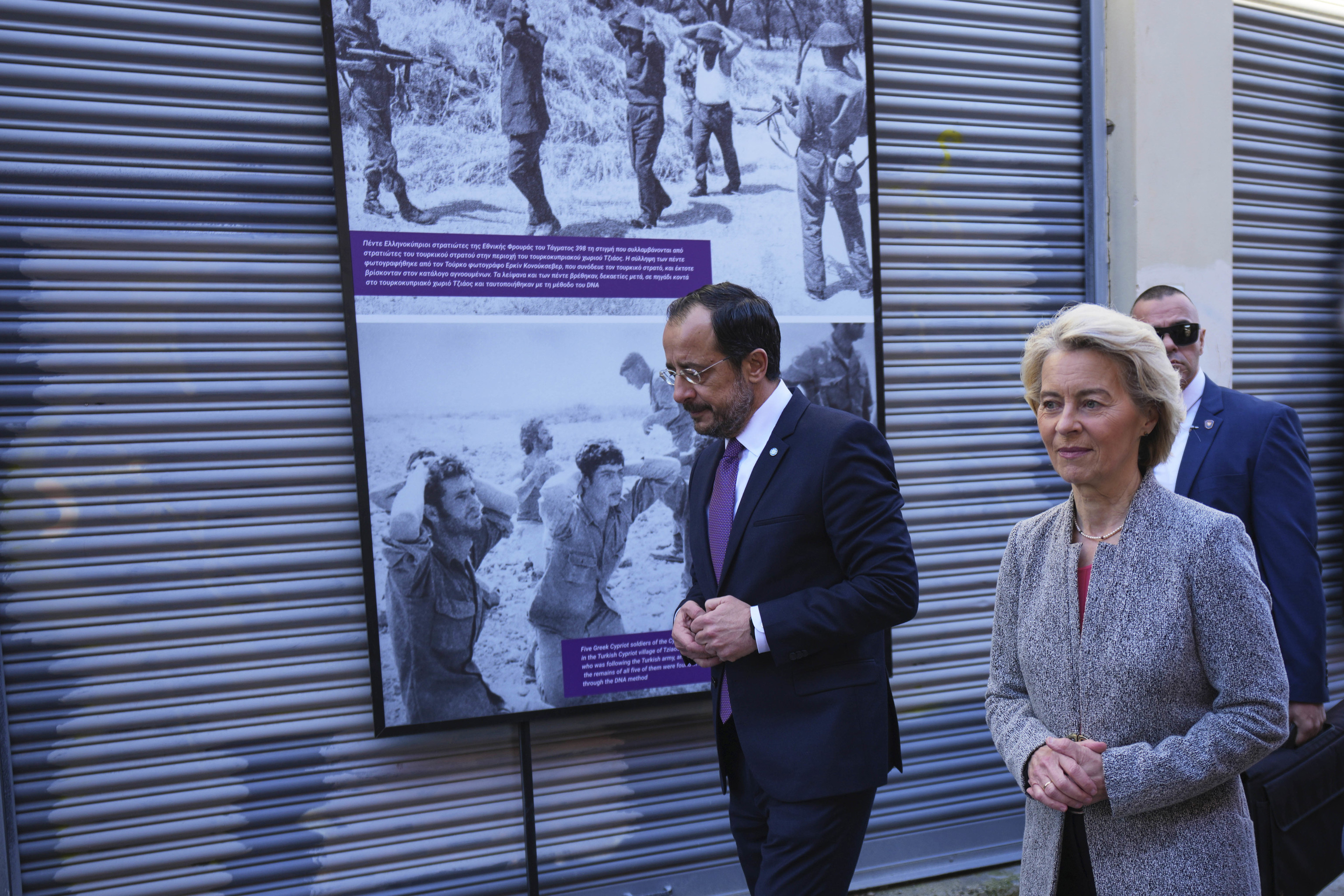 La presidenta de la Comisión Europea, Ursula von der Leyen, a la derecha, y el presidente de Chipre