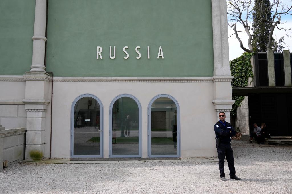 Imagen de archivo del pabell�n de Rusia, cerrado y protegido por un guardia de seguridad, en la Bienal de en 2022.