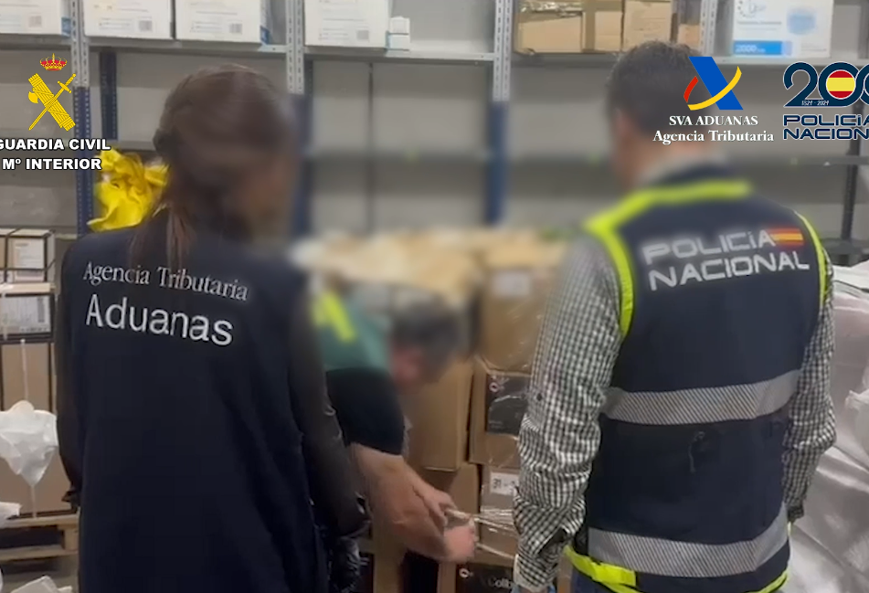 Desmantelan una red criminal que traficaba con coca�na camuflada en chocolates en Barajas
