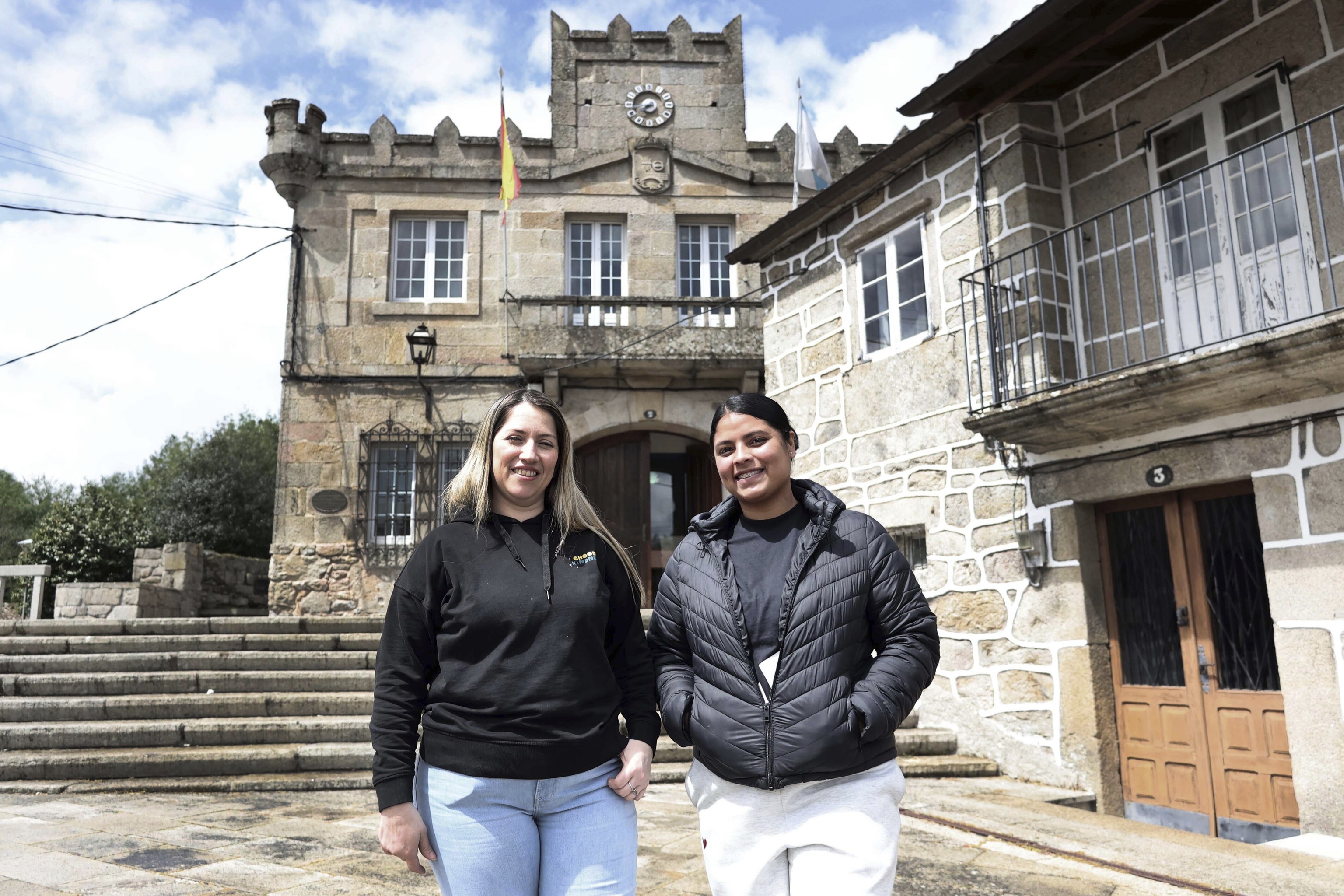Diosa (izq.) y Paola (Dcha.), dos de las vecinas que ayudaron a Samba durante sus últimos meses.