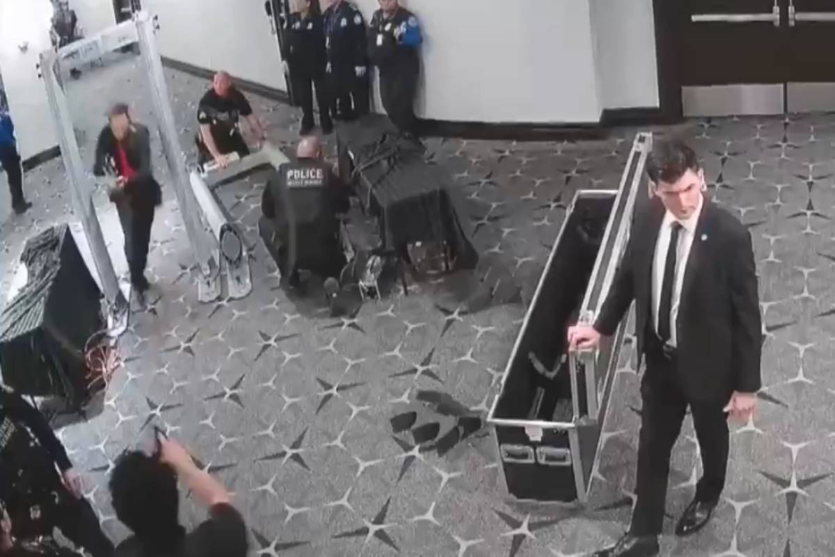 Cole Allen, a la izquierda con corbata roja, en el momento en el que dispara a un agente.
