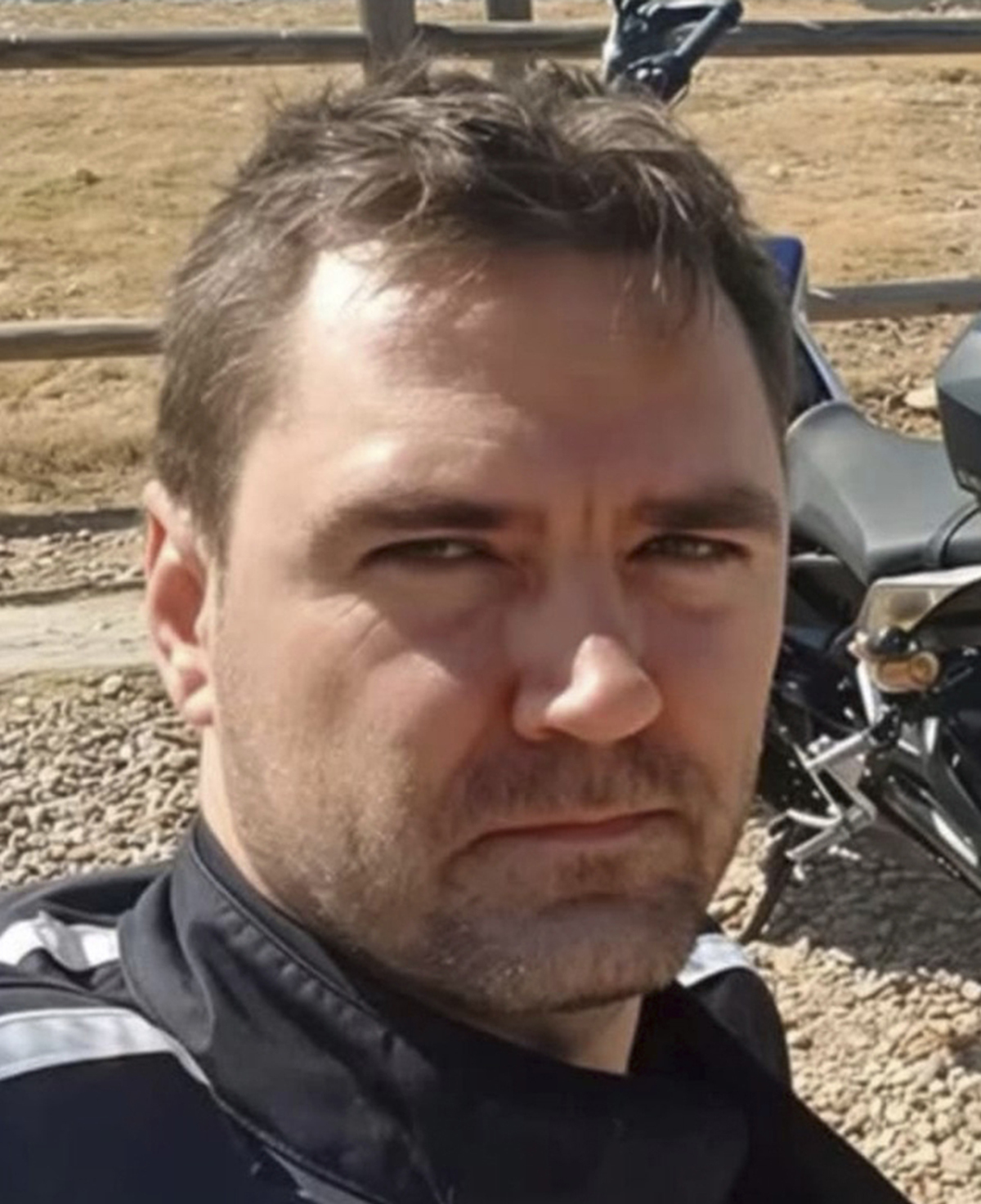 Imagen del fallecido con vestimenta de motorista.