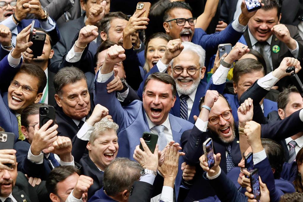 Flavio Bolsonaro celebra la anulaci�n del veto de Lula a la reducci�n de penas