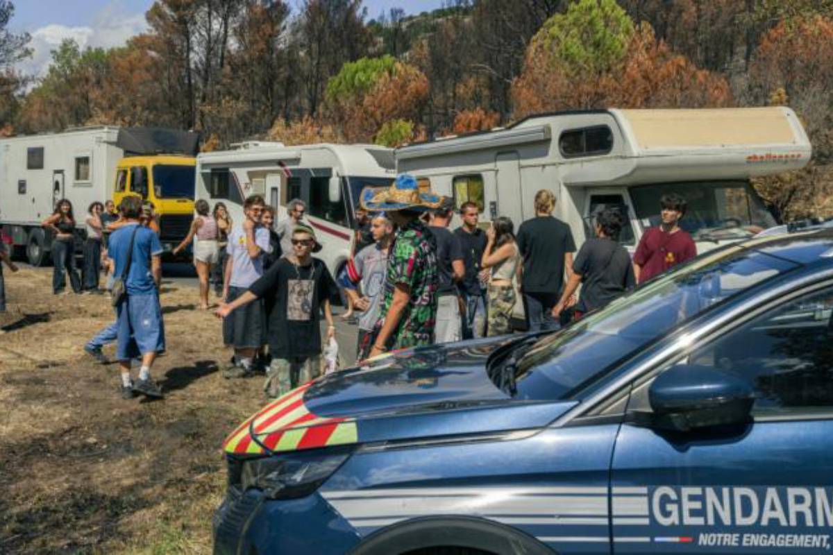 Un coche de polic�a vigila la llegada de varios veh�culos a una rave ilegal en Francia.