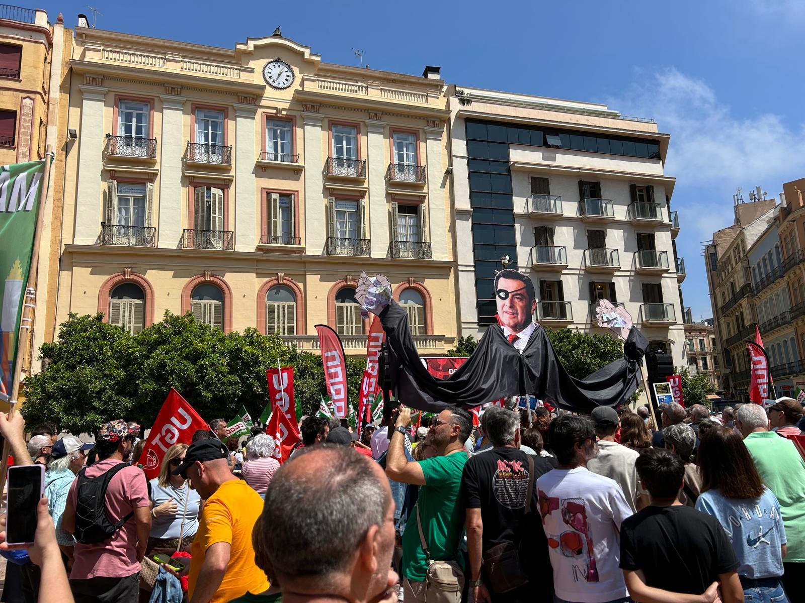 Un monigote con la cara de Juanma Moreno, en la manifestaci�n del 1� de Mayo en M�laga.