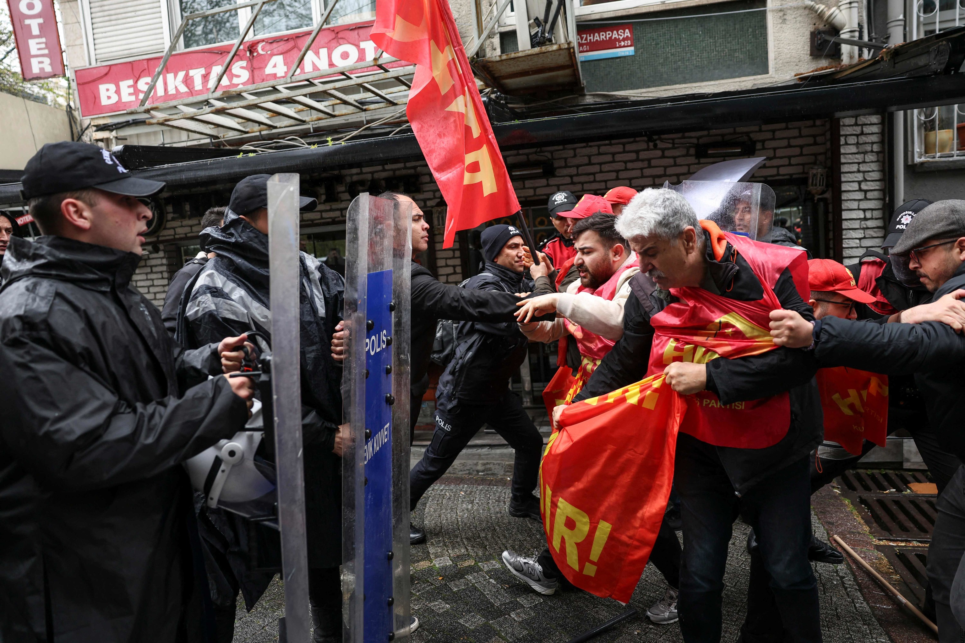 Enfrentamiento entre manifestantes y polic�as en una calle de Estambul.